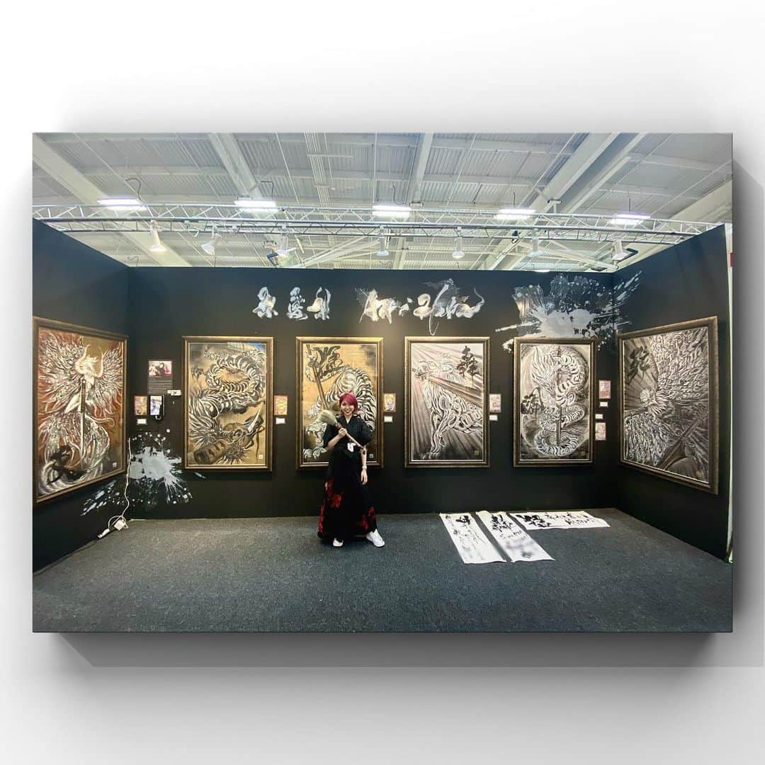 原愛梨さんのインスタグラム写真 - (原愛梨Instagram)「New York🇺🇸で【BEST SOLO exhibitor】賞を受賞。 ⁡  世界最大のアート市場  『Artexpo New York 2023』 に初出展し【BEST SOLO exhibitor】賞を受賞しました。 大変光栄です。 ⁡  The world's largest art market . I exhibited for the first time at "Artexpo New York 2023" and received the [BEST SOLO exhibitor] award. I'm very honored. ⁡ ⁡ ⁡ ⁡ ⁡ 🖌🖌Airi  Hara ⁡ ⁡ ⁡ #calligraphy  #書道アート #書道家 #書道アーティスト #原愛梨」4月18日 21時12分 - airi_hara1002