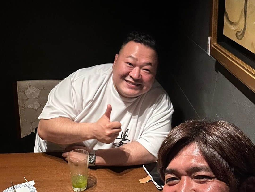 豊ノ島大樹さんのインスタグラム写真 - (豊ノ島大樹Instagram)「今日は大久保さんと初メシ！ 年齢も一つしか変わらないので話が盛り上がりました。 男2人でゲラゲラ笑いながら食べるうなぎはサイコー！ 松川のうなぎ、安定の美味しさでした。  大久保さんと豊ノ島を使ってくれる仕事を募集中！笑  #豊ノ島 #高知 #宿毛 #大久保嘉人 #松川」4月18日 21時13分 - toyonoshima_daiki