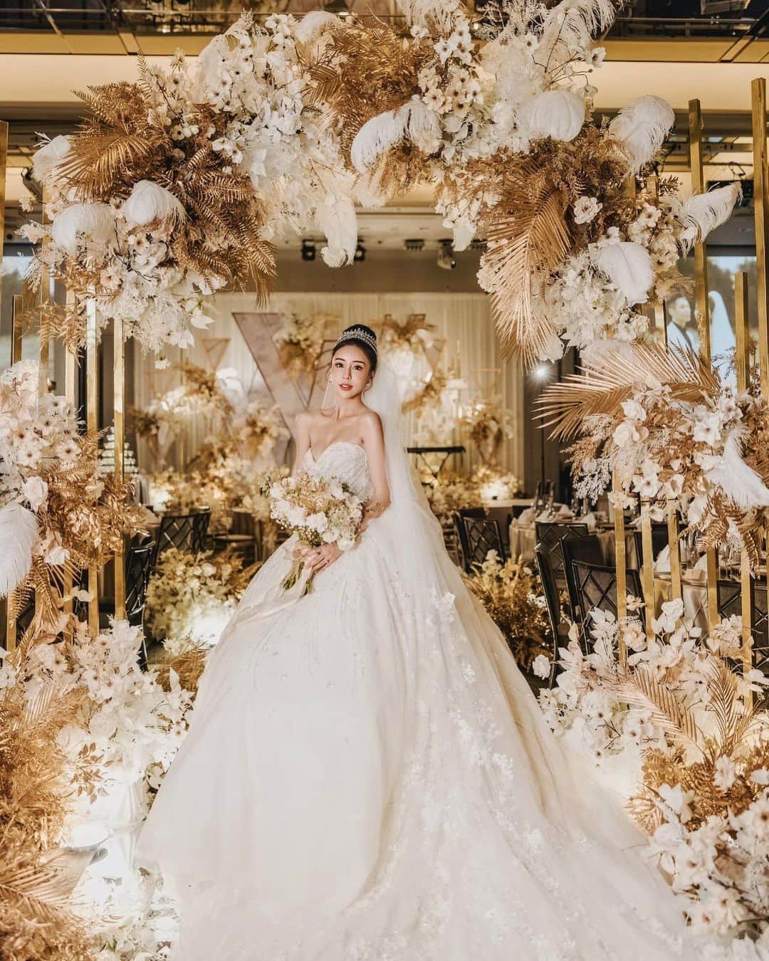 リタ（瑞塔兒）のインスタグラム：「做自己的公主💍 美美的把自己嫁掉了♥️ / 完全是我夢想中的婚禮🤵👰 高雅 夢幻 溫柔的白金系列🥂 / 這邊要來特別介紹 @tigerwedding 佈置！這場婚禮籌備了一年🫶🏻 因為一生只有一次,希望所有東西都是我想要的模樣！ 我的團隊都是自己精心挑選過的～包含厲害的場佈！ 跟總監 @tiger4103 開會第一次就知道我想要的是什麼～一切的設計還有最後的設計圖我也都超滿意！ 白金配色高雅又隆重,尤其是主桌的椅背花美的誇張呀！ / 整個服務都是滿滿的用心🥹 賓客們進場那瞬間每個都很驚艷！ 大家都說這是世紀婚禮💕 謝謝 @tigerwedding 給了我完美的婚禮🫶🏻  婚禮最強佈置 @tigerwedding @tiger4103  禮服 @linli_boutique @linli_wedding  禮秘 @yin_chien117  攝影 @pluskvision @khc_ko  新秘 @atelier.de.elenac  婚顧 @taipei_weddings_corp  錄影 @mryeswedding」