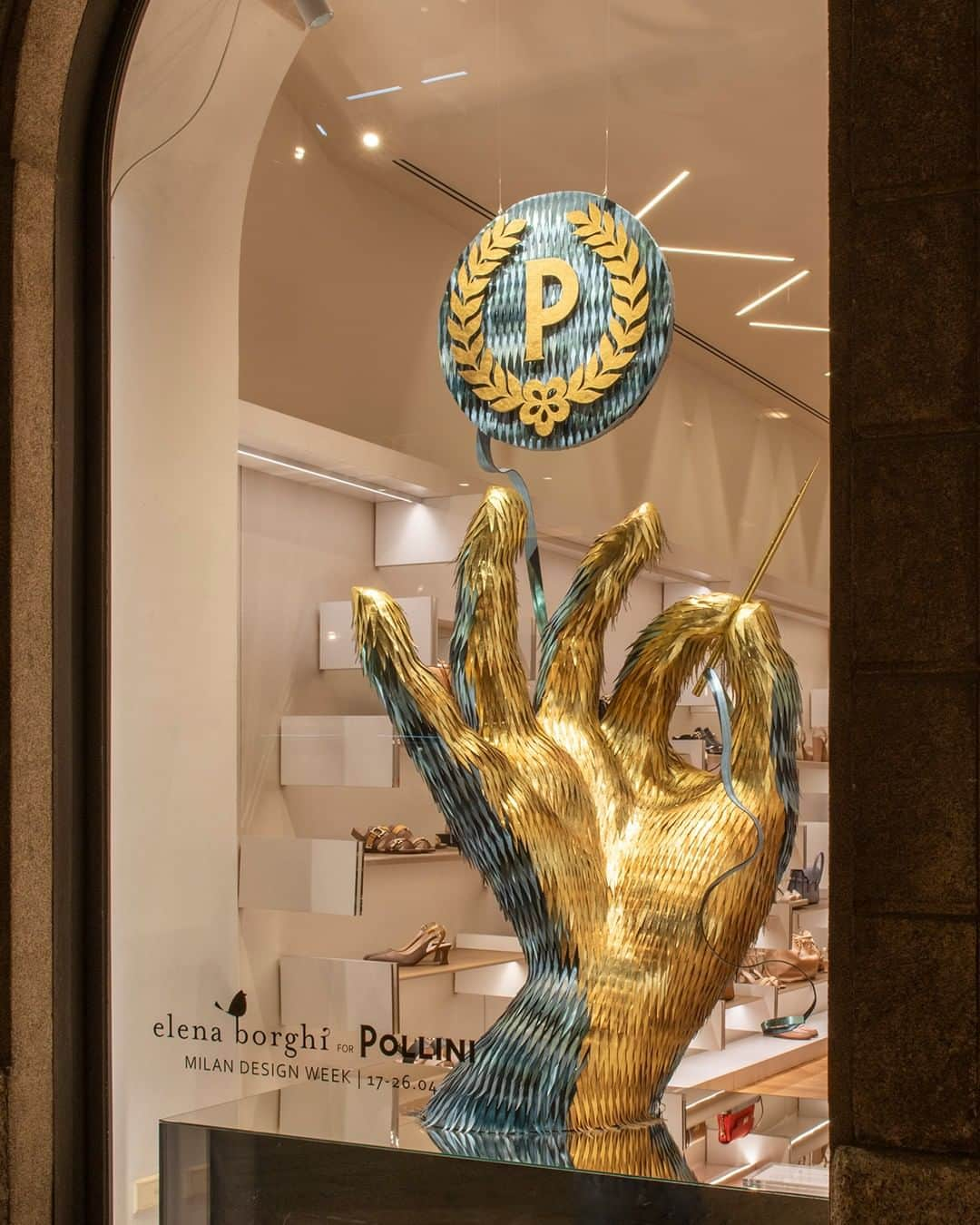 ポリーニさんのインスタグラム写真 - (ポリーニInstagram)「Hands that sew, hands that create, hands that hold 70 years of artisanal savoir-faire. Pollini celebrates its history of excellence and tradition with the sculpture “Mani d’oro”, by designer @elenaborghi, on view in the Via della Spiga boutique during #MilanoDesignWeek. The dramatic installation, completely clad in leather, depicts a gigantic hand stitching the iconic Laurel P logo.  #Pollini #Pollini70YearsOfWonders #MDW #Fuorisalone2023」4月18日 21時14分 - pollini