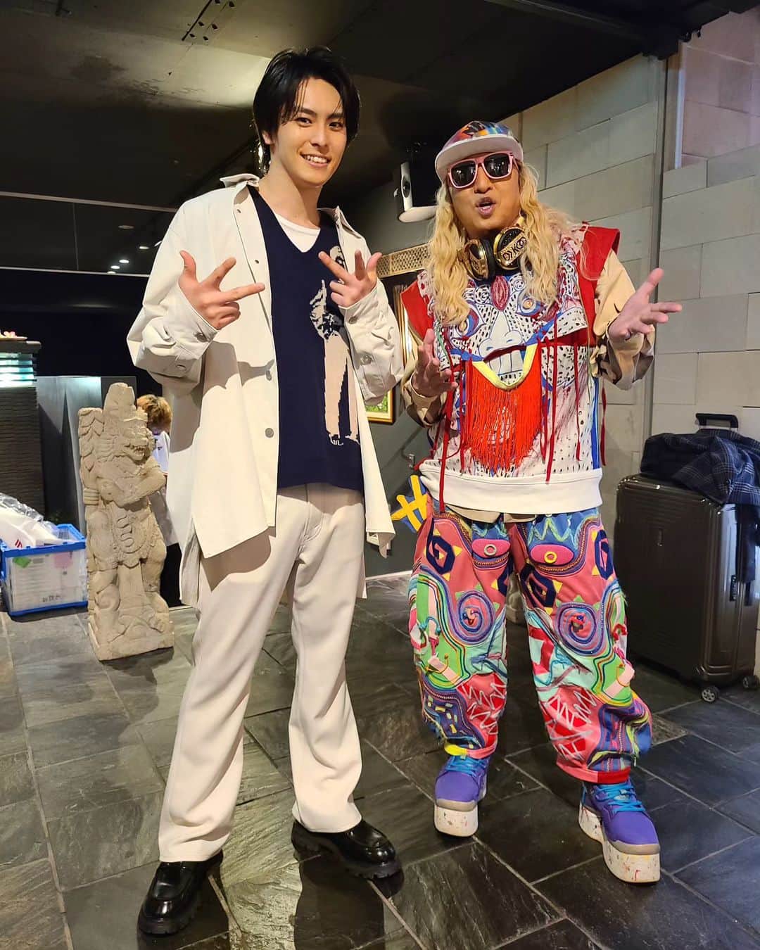 のインスタグラム：「#THE神業チャレンジ #太鼓の達人  アキラ～！！ #キングダム 舞台公演中にも関わらず #新時代 クリア本当に凄かった 紅に挑む姿はマジでカッコ良かったぞ！！   #avex で太鼓部作って制覇に挑むか！！  とにかくこのチャレンジ練習期間は何をやっていても頭は太鼓なんだよね おつかれDO DANCE    #高野洸  #DJKOO」