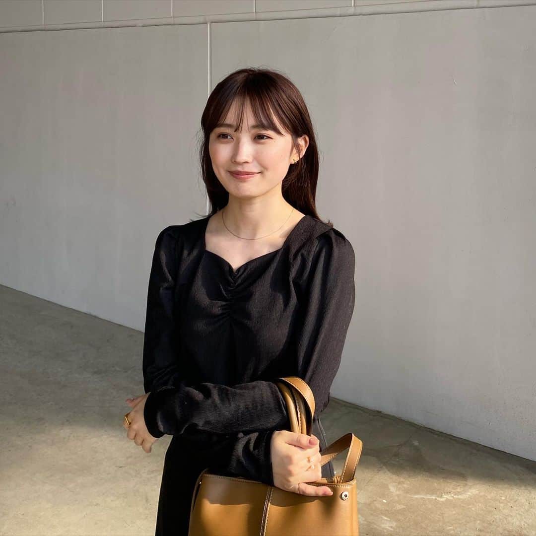 角川友紀のインスタグラム：「⁡ めちゃくちゃ暖かった日の オールブラックコーデ🌚 トップスは @dholic_official 🌷 ⁡ ⁡ #ブラックコーデ#春コーデ#dholic#dholicsnap」
