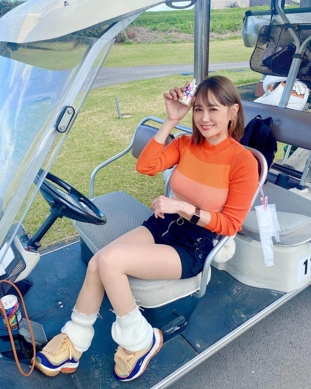 日向カンナさんのインスタグラム写真 - (日向カンナInstagram)「とちまるゴルフクラブ⛳️ 初めての平地でのコース！前半いい調子だったので、気を抜かぬように緊張した表情。笑  いつもボールを追いかけて坂を登ったり下ったりだったので、この日は久しぶりに安定ショット多めで、走り回っておりません🤭✨笑  そして、自己ベスト更新❗️ ゴルフ始めて半年！やっと104です〜✨✨ この間の館山カントリークラブも105だったので、もうすぐ100の壁にぶち当たれそうです💪🏻  そしてそして、初の春夏ゴルフ⛳️日焼けすることを知りました！！そりゃそうだ❗️笑 頂いたmarvel日焼け止め、沢山使わせてもらいますね🥰  仕事を頑張った後のスポーツ最高です🤗✨✨  #ゴルフ女子 #ゴルフ #ゴルフコーデ #ゴルフウェア #ゴルフ初心者 #ゴルフスイング #ゴルフ練習 #ゴルフ好き #ゴルフ仲間募集 #ゴルフ練習場 #ゴルフレッスン  #インフルエンサー #ゴルフファッション #スポーツ女子 #大人女子 #ゴルフ好きな人と繋がりたい #休日の過ごし方 #趣味の時間 #癒しの時間 #マーベル #marvel」4月18日 21時15分 - kanna_hinata