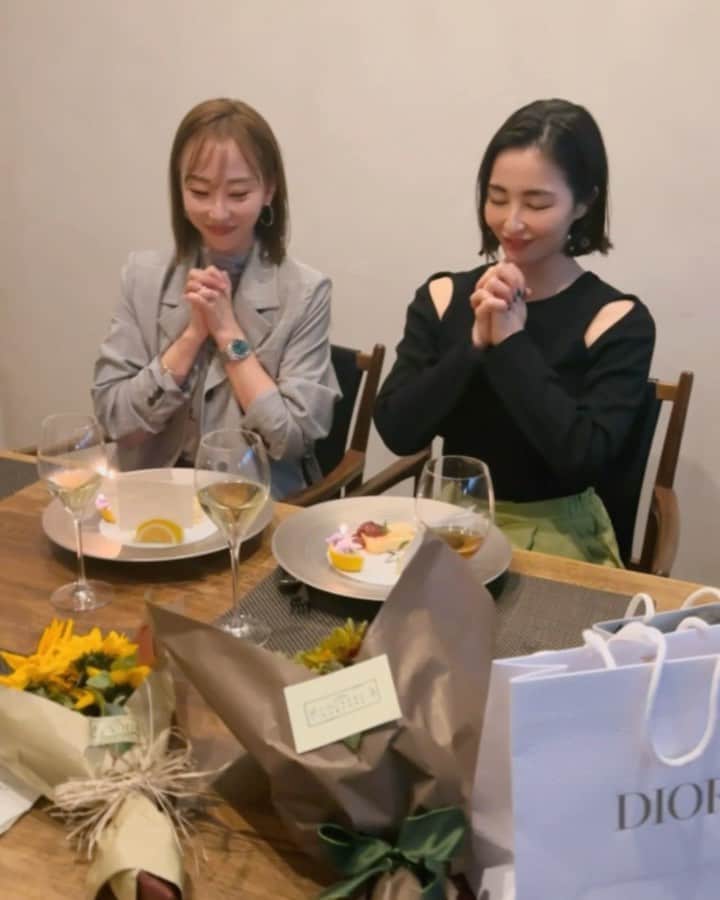 のインスタグラム：「BD weeeeek🐣 たくさんのおめでとうを頂きました💐 ありがとうございます❤️ 誕生日とウエディング両方お祝いしてもらったぁ🥹 全部は載せきれなかったのだけど、 本当に周りの人に感謝感謝です❤️🥲 これからもよろしくね🫶  動画は、出会って11年の仲♡ お誕生日も一緒なの！こんな偶然ある？😍 #らぶたん　#感謝」