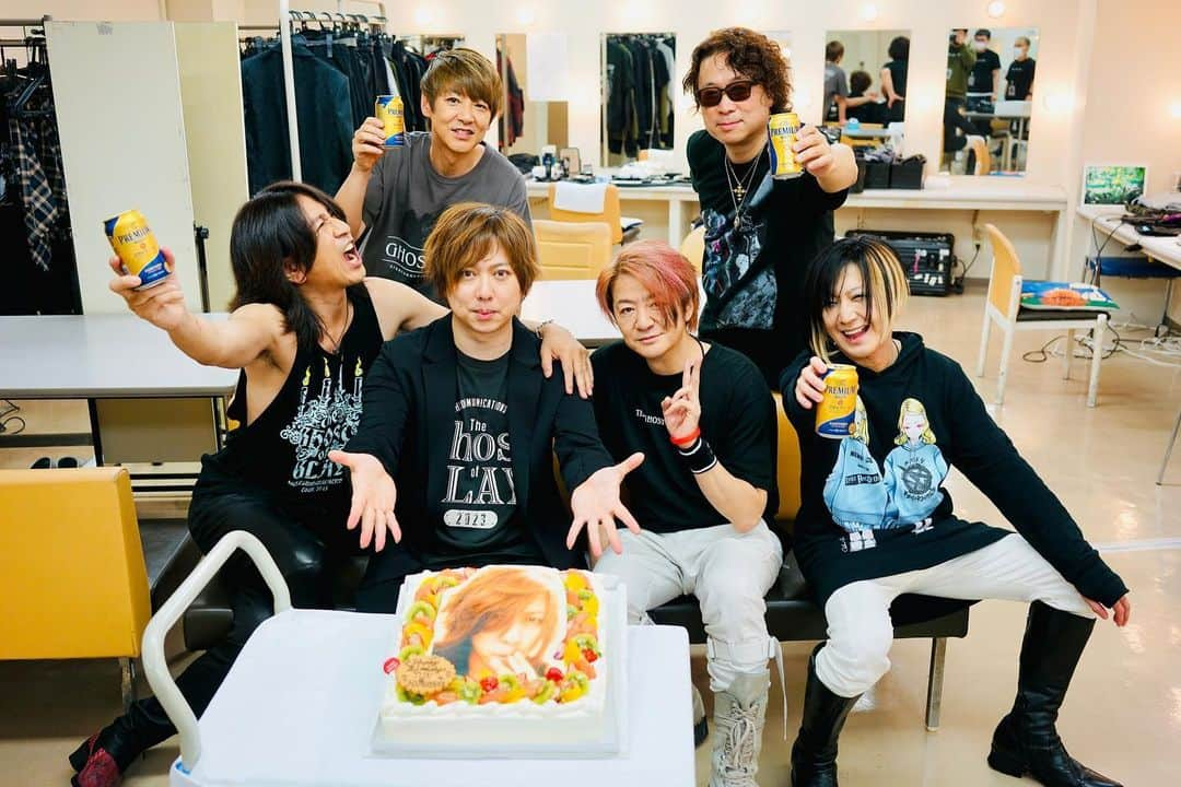 GLAYさんのインスタグラム写真 - (GLAYInstagram)「本日はサポートキーボードの村山☆潤さんのお誕生日！ 広島公演でお祝いさせていただきました。 おめでとうございます！ #GLAY #HC2023 #村山潤 #happybirthday」4月18日 21時19分 - glay0525_official