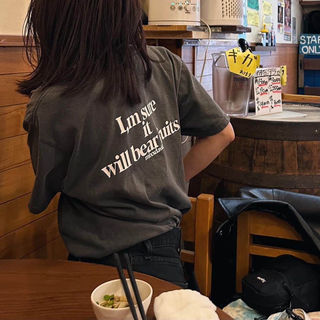 sayocoのインスタグラム：「みてる🐈‍⬛👀🍇🤍🍺」
