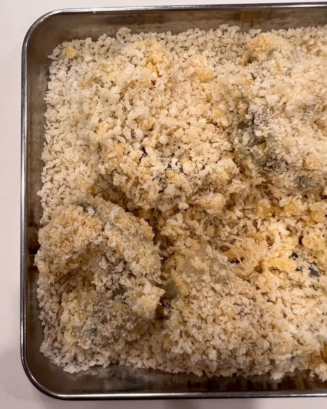 中澤裕子のインスタグラム：「🍤🍤  明日、 遠足の息子。 久しぶり、2人分のお弁当。 普段、 娘の好きな食べやすいものを 作っているので 何日も前から  「なにがいい？ お弁当箱はおっきくない方がいい？」  と、あれこれ確認😅  明日は息子が食べやすい おかずの下拵え。  毎日お弁当作っているのに 何よ、、、、、、 この緊張感。  🤣  いちいち お弁当作りに反応する 自分が めんどくさいやら、なんやらかんやら🤣🤣 結局、やっぱり 嬉し楽し幸せなんだろう。」