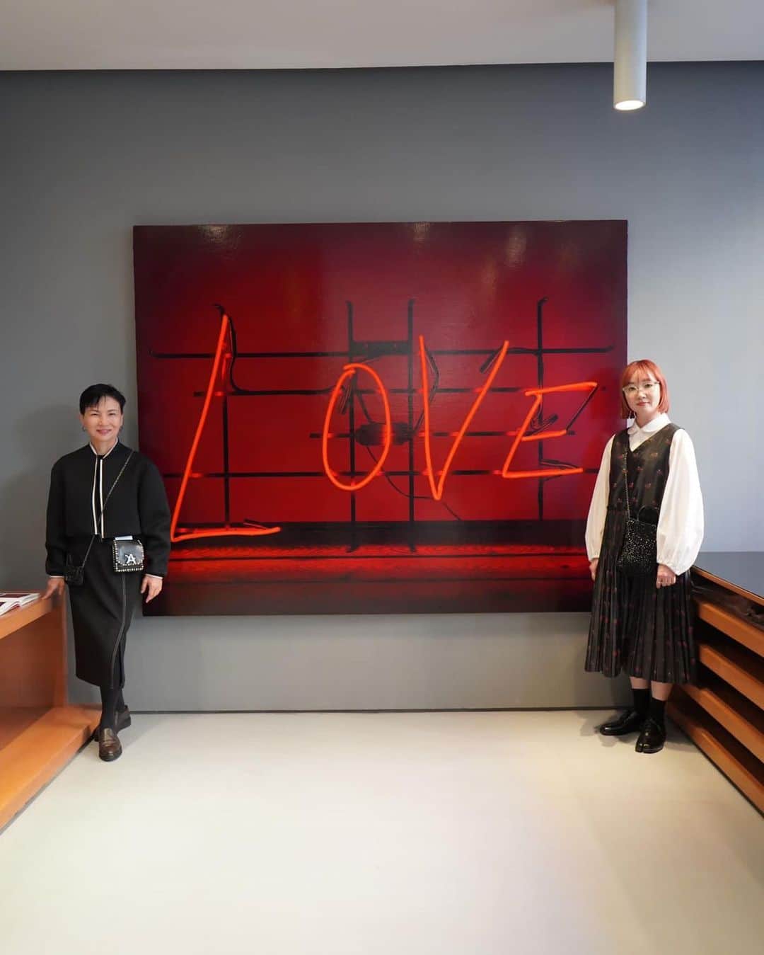 ANTEPRIMAのインスタグラム：「RE-EXPLORES THE MEANING OF LOVE  Love is one of ANTEPRIMA’s fundamental philosophies, to commemorate the 30 years of brand history, Izumi re-explored the true meaning of ‘LOVE’.  Always being a great supporter of upcoming artists, @izumianteprima introduced @namiyokoyama during 2023 Milano Design Week to showcase an art installation painted by this talented artist with the inspiration of “LOVE” calligraphed by Izumi.  Visit us to witness and embrace the one-of-a-kind art installation from now until 23rd April 2023.  #ANTEPRIMA30 #ANTEPRIMA #アンテプリマ #NamiYokoyama #LOVE #Neon #ModernArt #ContemporaryArt #NeonPainting #OilPainting #ArtExhibition」