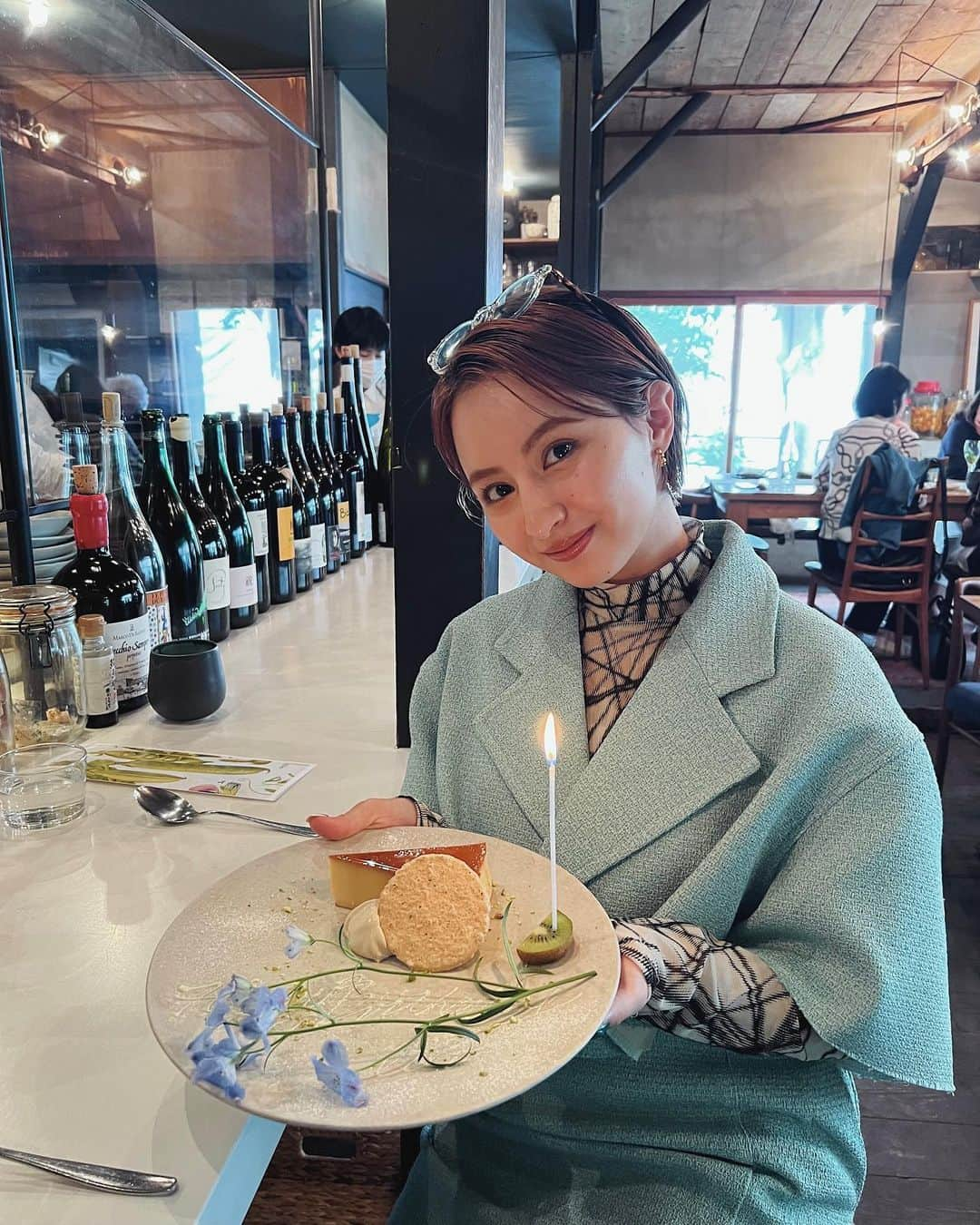 Julia Castroさんのインスタグラム写真 - (Julia CastroInstagram)「いきなりの誕生日のお祝いにびっくりした日🥂  サプライズって本当にびっくりするしすっごく嬉しいよね🫶🏻 びっくりしすぎてリアクションおかしくなるけど😂  いつもいつも本当にありがとう、あおいちゃん💛 プレゼントまで素敵すぎた💐 (早く26歳追いついてね♡) . #birthday #suprise  #friendship #julistagram」4月18日 21時24分 - julia.c.0209