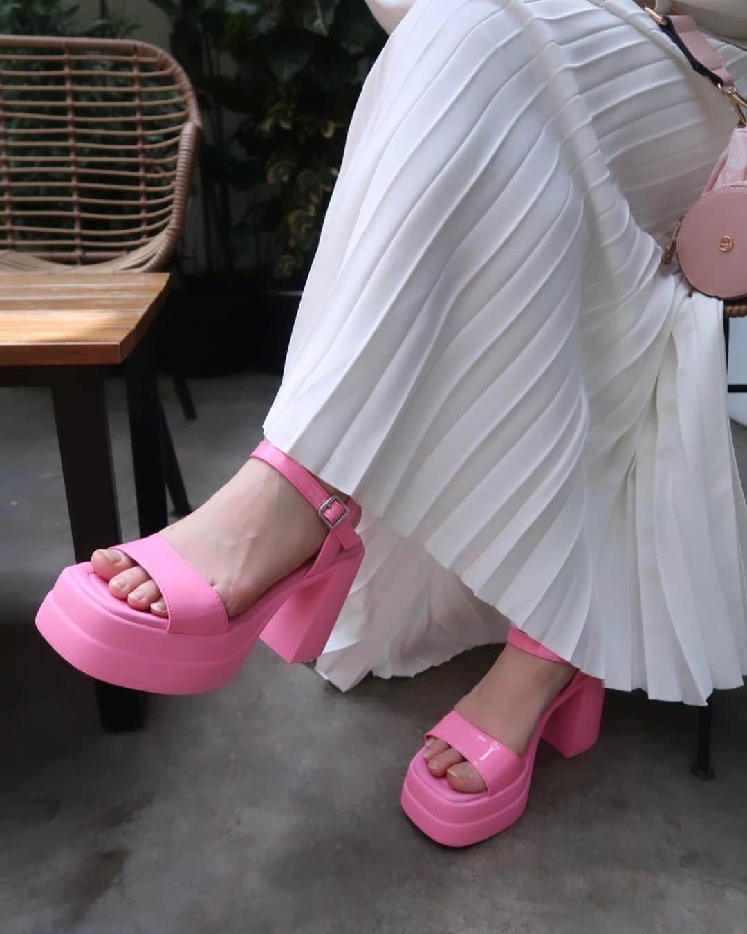 メロディー・ヌランダニ・ラクサニさんのインスタグラム写真 - (メロディー・ヌランダニ・ラクサニInstagram)「Pink is my favorite💕 ‘cause the color pink makes everything look pretty.. like this month😍 Ramadhan Kareem😇  👜👠 : @aldo_shoes #ALDOShoesID #ALDOCrew #ALDOMyFavoriteMe」4月18日 21時25分 - melodylaksani92