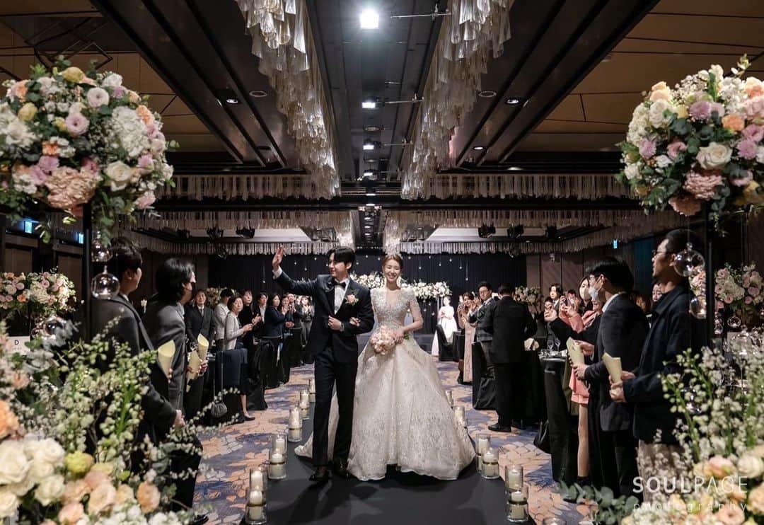 インソクのインスタグラム：「🤵🏻👰🏻‍♀️감사합니다🤍🤍 소울페이지 최고🫶🏻 ⠀ ⠀ 𝑽𝒆𝒏𝒖𝒆 #포시즌스호텔서울 @fsseoul  𝑯𝒂𝒊𝒓 𝒎𝒂𝒌𝒆-𝒖𝒑 #라메종뷰티정언원장님 @jungun_ssam 𝑩𝒐𝒖𝒒𝒖𝒆𝒕 #이슬이네 @leesleine 𝑺𝒖𝒊𝒕 #수트패브릭청담 @suitfabric_official 𝑺𝒏𝒂𝒑 #소울페이지 @soulpage1  #weddingday #결혼식 #본식스냅 #웨딩스냅 #감사합니다」