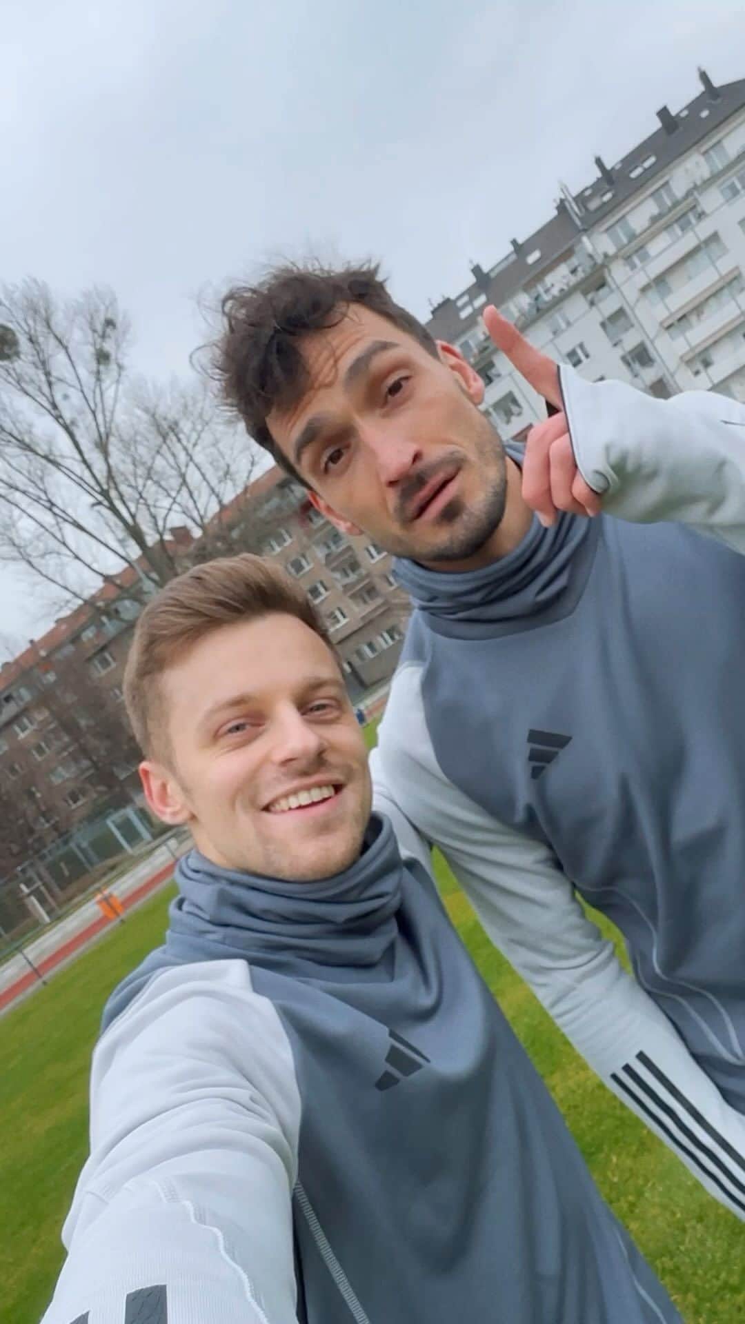 マッツ・フメルスのインスタグラム：「Rabona Panna Challenge… mit meinen neuen weißen Schuhen kein Problem 🎩 @pascalgurk @adidas_de #adidasFootball #createdwithadidas」