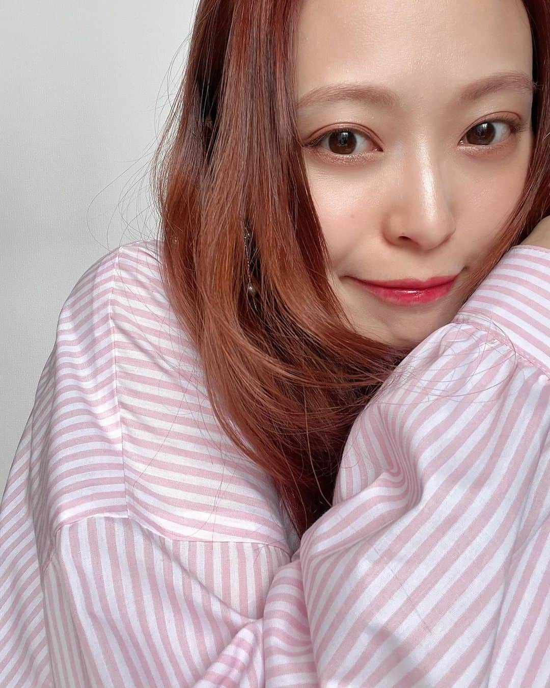 のインスタグラム：「今日のメイク🫶 ⁡ ベースメイク、 IPSA使えば間違いなしな気がする👌 ⁡ CEZANNEのハイライトつやんってしてて テクニックいらずで使いやすい♡ 濃い方をチーク替わりに使ってるよ🧡 ⁡ メイクで黒のアイテムを使うことは ほぼなくなったなぁ😌 ⁡ ⁡ #ベースメイク #ファンデ #ファンデーション #イプサ #ハイライト #アイシャドウ #アイライン #マスカラ #ピンクシャドウ #セザンヌ #パウダー #ツヤ肌 #プチプラ #プチプラコスメ #デパコス #おすすめコスメ #コスメ紹介 #コスメレビュー # #ipsa #CEZANNE #DUP #CLARINS #elegance」