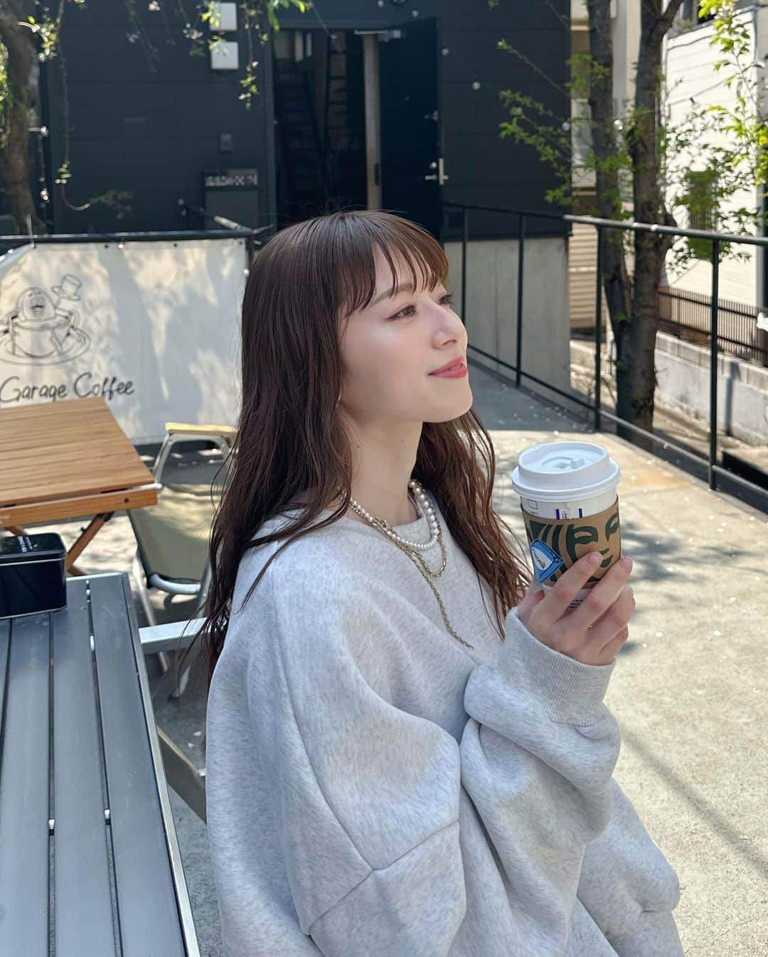 黒坂優香子さんのインスタグラム写真 - (黒坂優香子Instagram)「☕️🌷  スウェット　@littlesunnybitestyle  パンツ　@zara  靴下　@kutsushitaya_official  スニーカー　@pumajapan  バッグ　@rope_jp  ネックレス @justineclenquet  サングラス　@blanc_official   とある日のコーデ👗 だぼっとスウェットにパールアクセ♡  太陽が出てるとそれだけでハッピーになる🌈♡  週末のイベントでみんなに会えて なんだかまだ余韻に浸っているよ🥰  いつもありがとう♡ 感謝の気持ちでいっぱい🥹！！ これからも楽しいこと一緒にしていこうね！！🫶🏻  #fashion #ootd #littlesunnybite #zara #puma #justineclenquet #rope #ゆかコーデ#153cmコーデ #低身長コーデ #sサイズコーデ」4月18日 21時28分 - yukakokurosaka0606