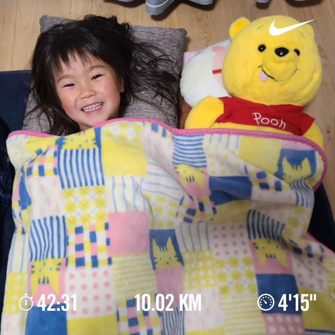 三田尚央のインスタグラム：「夜ラン‼️‼️(10kmスッキリラン😁✨)  しっかりと10km行ってきた🎵 周回コースだと妥協しちゃうと思ったから街中コース‼️‼️ ホントにやる気の波が激しいし継続するのってホントにしんどい(T-T)  31歳目標達成目指して頑張ります☀️ 積み重ね大事❗ 継続あるのみ(^^) 健康一番‼️‼️  プーさんと寝る娘😁✨✨  日々成長❕ 日々挑戦❕ 日々感謝❕  #ランニング #目指せフルマラソン #日々成長 #日々挑戦 #日々感謝 #息子 #娘 #家族 #31歳 #instagram  #目標 #筋トレ #ダイエット #ストレッチ #トレーニング #メンタル #NIKE #ラン #夜ラン #フルマラソン #ハーフマラソン #頑張ります #笑顔 #ビール #サッカー #10kmラン #春 #スッキリ #お転婆 #4月」