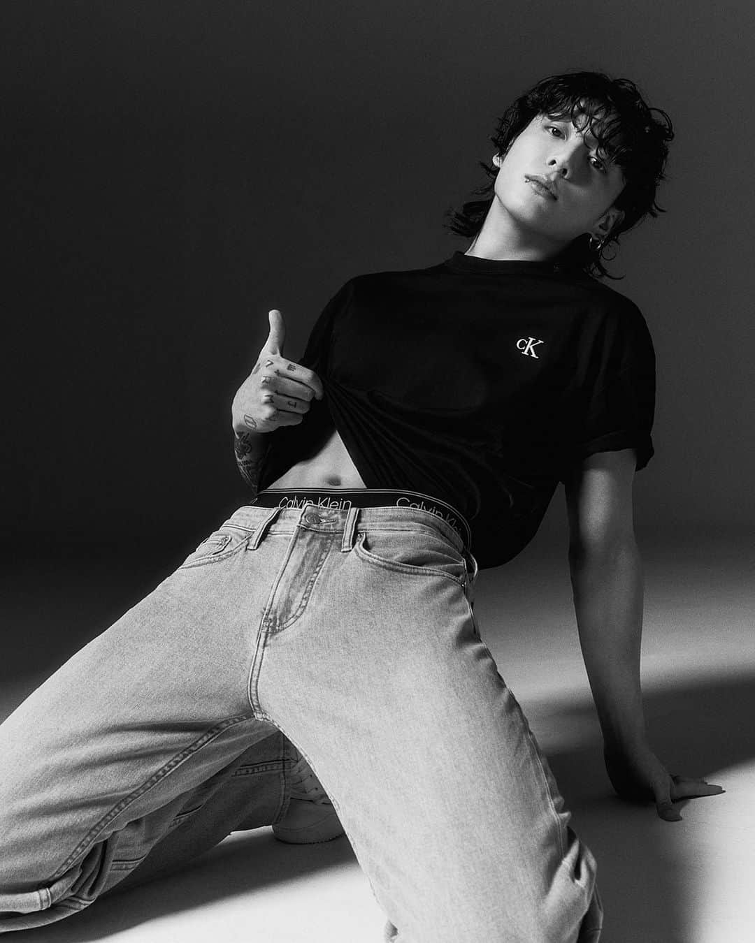 Calvin Kleinさんのインスタグラム写真 - (Calvin KleinInstagram)「Iconic knows iconic. It’s an instinct. Jung Kook in the Archive Logo Tee.   By @parkjongha.」4月18日 21時29分 - calvinklein