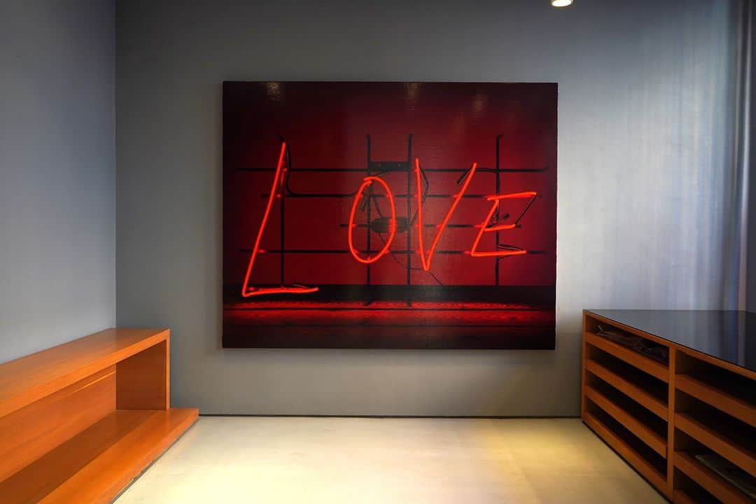 ANTEPRIMAのインスタグラム：「[Yokoyama Nami, Shape of Your Words -Izumi Ogino-]  Introducing an emerging artist @namiyokoyama and her iconic ‘LOVE’ themed neon painting, this eagerly awaited masterpiece will be displayed at ANTEPRIMA FLAGSHIP store in Milan, Corso Como 9 from now until 23 rd April 2023.  Visit the ANTEPRIMA MILAN FLAGSHIP now.  #ANTEPRIMA30 #ANTEPRIMA #アンテプリマ #NamiYokoyama #LOVE #Neon #ModernArt #ContemporaryArt #NeonPainting #OilPainting #ArtExhibition」