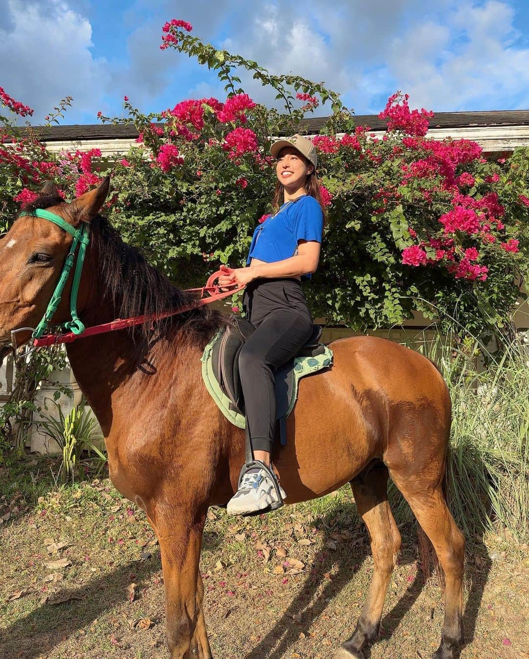 橋本真依のインスタグラム：「・ 🏇🏇🏇🏇🏇 ⁡ ⁡ まだまだフィリピン日記🇵🇭 セブ島編が終わり、また本島に戻ってきました✨ ⁡ 北海道ぶりにお馬さんに乗りました✨ 私が滞在していた地方にはアイタ民族という 元から住んでいる民族がいて お馬さんを貸してくれました🐴 📍 El Kabayo Riding Stable  1411, El Kabayo Road, Subic Bay Freeport Zone, Olongapo City, 2209 フィリピン  ⁡ もっともっとお馬さんと仲良くなりたくなったので ダイビング、船舶免許、バイク中型🏍に続いて 次はお馬さんの免許も取るのいいな☺️☺️☺️ そしたら、どこでもお馬さんと仲良くなれる🤍 ⁡ ⁡ ⁡ ⁡ ⁡ ⁡ ⁡ #女子力ねーさん #フィリピン #スービック #Philippine #旅行 #乗馬 #アイタ民族 #先住民 #travel」