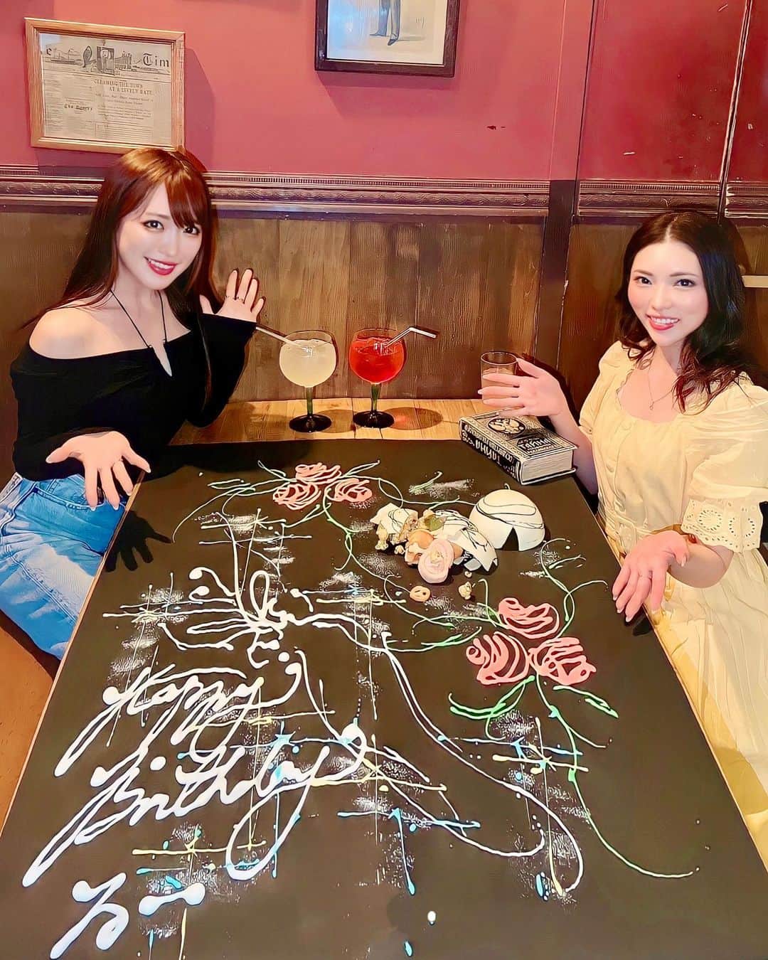 おりささんのインスタグラム写真 - (おりさInstagram)「🎉  @solomons_harajuku で るーのお誕生日お祝い🎂💓  出てくるお料理も全部 サプライズがあって 驚きっぱなし😳✨  デザートの時 店員さんが手書きで テーブルアートしてくれた✨  『HAPPY BIRTHDAY るー』 って文字もバッチリ👍❤️  映え映えな バースデーパーティー🥳🎉  るー💛素敵な1年にしてね💛  #HARAJUKU#dinner#birthday#tableart#art#birthdayparty#party#tokyo#グルメ#東京#東京グルメ#サプライズ#グルメ#バースデー#お誕生日#原宿誕生日 #原宿ディナー #原宿グルメ#原宿デート #テーブルアート #誕生日 #原宿Solomons #原宿レストラン#女子会#アート#スイーツ#チーズリゾット#チーズ」4月18日 21時30分 - orisa_0510
