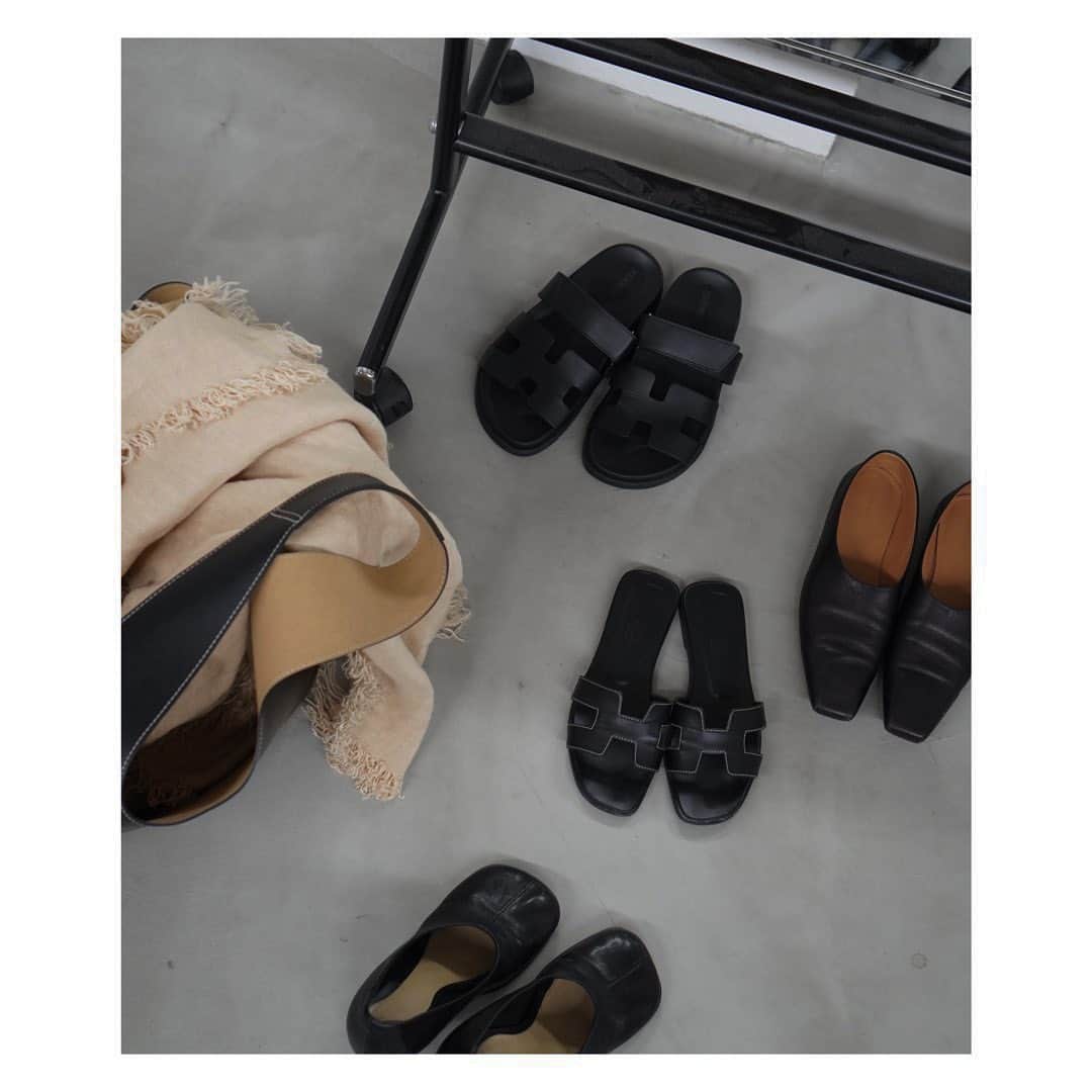 JUNNAさんのインスタグラム写真 - (JUNNAInstagram)「お気に入りすぎて...  数年前から愛用しているブラウンBIGトート (9枚目の写真が一番大きさが伝わるかな？)  昨年の展示会で新たにブラックをオーダー  男性、女性問わず持って出掛けると素敵なbagと褒められる  友人が我が家へやって来た日、同じバッグが２つ並んでその絵もなんだかかわいい  しなやかで美しい曲線を描く軽やかならバッグはあまりの軽さに皆んな驚く。ついついモノを詰め込んでとんでもない重さになっても、持ち手も柔らかく太いので全然痛くならない...  日々の移動、旅行、撮影に何でも任せてくれ！と言ってくれる様な丈夫で頼もしくてモダンな相棒bag♡  by @vasic_japan   #only」4月18日 21時31分 - junna