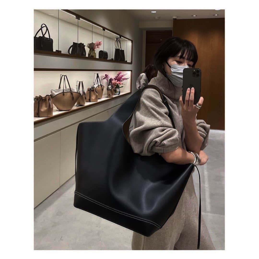 JUNNAさんのインスタグラム写真 - (JUNNAInstagram)「お気に入りすぎて...  数年前から愛用しているブラウンBIGトート (9枚目の写真が一番大きさが伝わるかな？)  昨年の展示会で新たにブラックをオーダー  男性、女性問わず持って出掛けると素敵なbagと褒められる  友人が我が家へやって来た日、同じバッグが２つ並んでその絵もなんだかかわいい  しなやかで美しい曲線を描く軽やかならバッグはあまりの軽さに皆んな驚く。ついついモノを詰め込んでとんでもない重さになっても、持ち手も柔らかく太いので全然痛くならない...  日々の移動、旅行、撮影に何でも任せてくれ！と言ってくれる様な丈夫で頼もしくてモダンな相棒bag♡  by @vasic_japan   #only」4月18日 21時31分 - junna