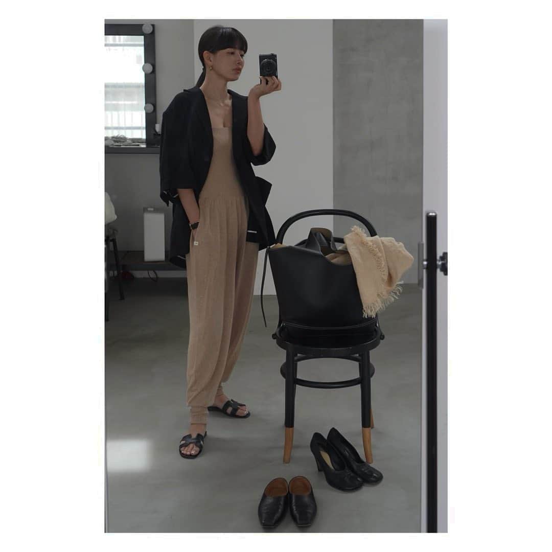 JUNNAさんのインスタグラム写真 - (JUNNAInstagram)「お気に入りすぎて...  数年前から愛用しているブラウンBIGトート (9枚目の写真が一番大きさが伝わるかな？)  昨年の展示会で新たにブラックをオーダー  男性、女性問わず持って出掛けると素敵なbagと褒められる  友人が我が家へやって来た日、同じバッグが２つ並んでその絵もなんだかかわいい  しなやかで美しい曲線を描く軽やかならバッグはあまりの軽さに皆んな驚く。ついついモノを詰め込んでとんでもない重さになっても、持ち手も柔らかく太いので全然痛くならない...  日々の移動、旅行、撮影に何でも任せてくれ！と言ってくれる様な丈夫で頼もしくてモダンな相棒bag♡  by @vasic_japan   #only」4月18日 21時31分 - junna