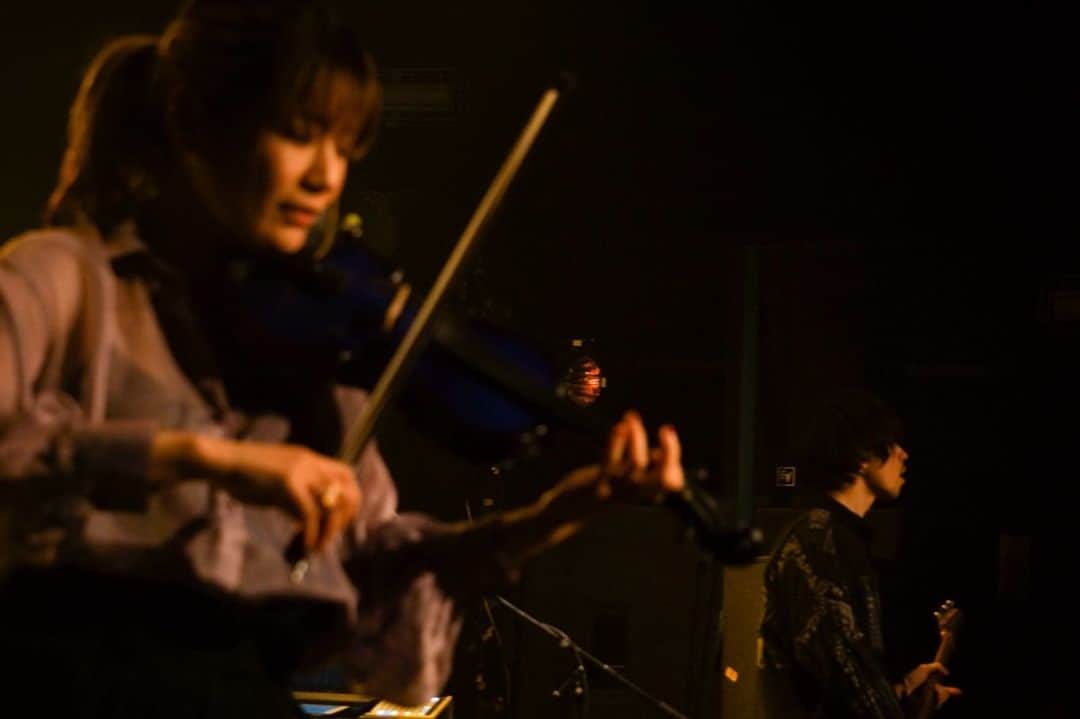 東出真緒さんのインスタグラム写真 - (東出真緒Instagram)「BIGMAMA COMPLETE TOUR 浜松　窓枠  22本目、浜松。 気持ち的ファイナル、フロアはパンパン、声援も割れんばかり。 一緒に走り抜けてきた方もたくさんいたはず。 本当にありがとうございました！！！ セトリがエモめでね、やり切りましたよ。  二日間通った黄河キッチン🥟餃子もチャーハンも最高。 マスターとママさんにまた会いにいくよ。  残すは横浜、名古屋、大阪🔥🔥🔥 みんなの聞きたい曲が届きますように✨ 全力でお待ちしてます！！  So many fans in Hamamatsu and a lot of cheering. It was great, thank you very much!  The tour finale in Yokohama, Nagoya, and Osaka. Please join us, you won't regret it!  #BIGMAMA #BIGMAMACOMPLETE #浜松 #浜松窓枠 #餃子」4月18日 21時31分 - mao_bigmama_vn