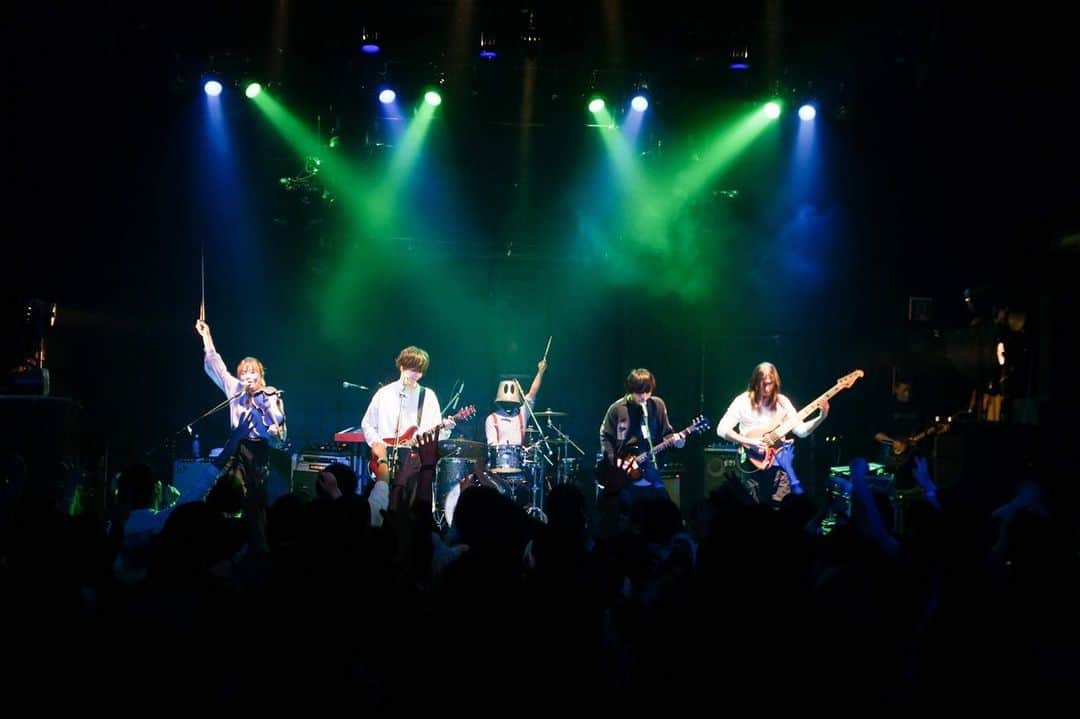 東出真緒さんのインスタグラム写真 - (東出真緒Instagram)「BIGMAMA COMPLETE TOUR 浜松　窓枠  22本目、浜松。 気持ち的ファイナル、フロアはパンパン、声援も割れんばかり。 一緒に走り抜けてきた方もたくさんいたはず。 本当にありがとうございました！！！ セトリがエモめでね、やり切りましたよ。  二日間通った黄河キッチン🥟餃子もチャーハンも最高。 マスターとママさんにまた会いにいくよ。  残すは横浜、名古屋、大阪🔥🔥🔥 みんなの聞きたい曲が届きますように✨ 全力でお待ちしてます！！  So many fans in Hamamatsu and a lot of cheering. It was great, thank you very much!  The tour finale in Yokohama, Nagoya, and Osaka. Please join us, you won't regret it!  #BIGMAMA #BIGMAMACOMPLETE #浜松 #浜松窓枠 #餃子」4月18日 21時31分 - mao_bigmama_vn