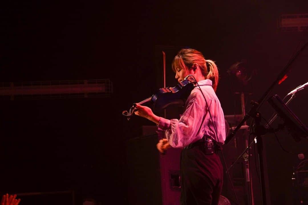 東出真緒さんのインスタグラム写真 - (東出真緒Instagram)「BIGMAMA COMPLETE TOUR 浜松　窓枠  22本目、浜松。 気持ち的ファイナル、フロアはパンパン、声援も割れんばかり。 一緒に走り抜けてきた方もたくさんいたはず。 本当にありがとうございました！！！ セトリがエモめでね、やり切りましたよ。  二日間通った黄河キッチン🥟餃子もチャーハンも最高。 マスターとママさんにまた会いにいくよ。  残すは横浜、名古屋、大阪🔥🔥🔥 みんなの聞きたい曲が届きますように✨ 全力でお待ちしてます！！  So many fans in Hamamatsu and a lot of cheering. It was great, thank you very much!  The tour finale in Yokohama, Nagoya, and Osaka. Please join us, you won't regret it!  #BIGMAMA #BIGMAMACOMPLETE #浜松 #浜松窓枠 #餃子」4月18日 21時31分 - mao_bigmama_vn