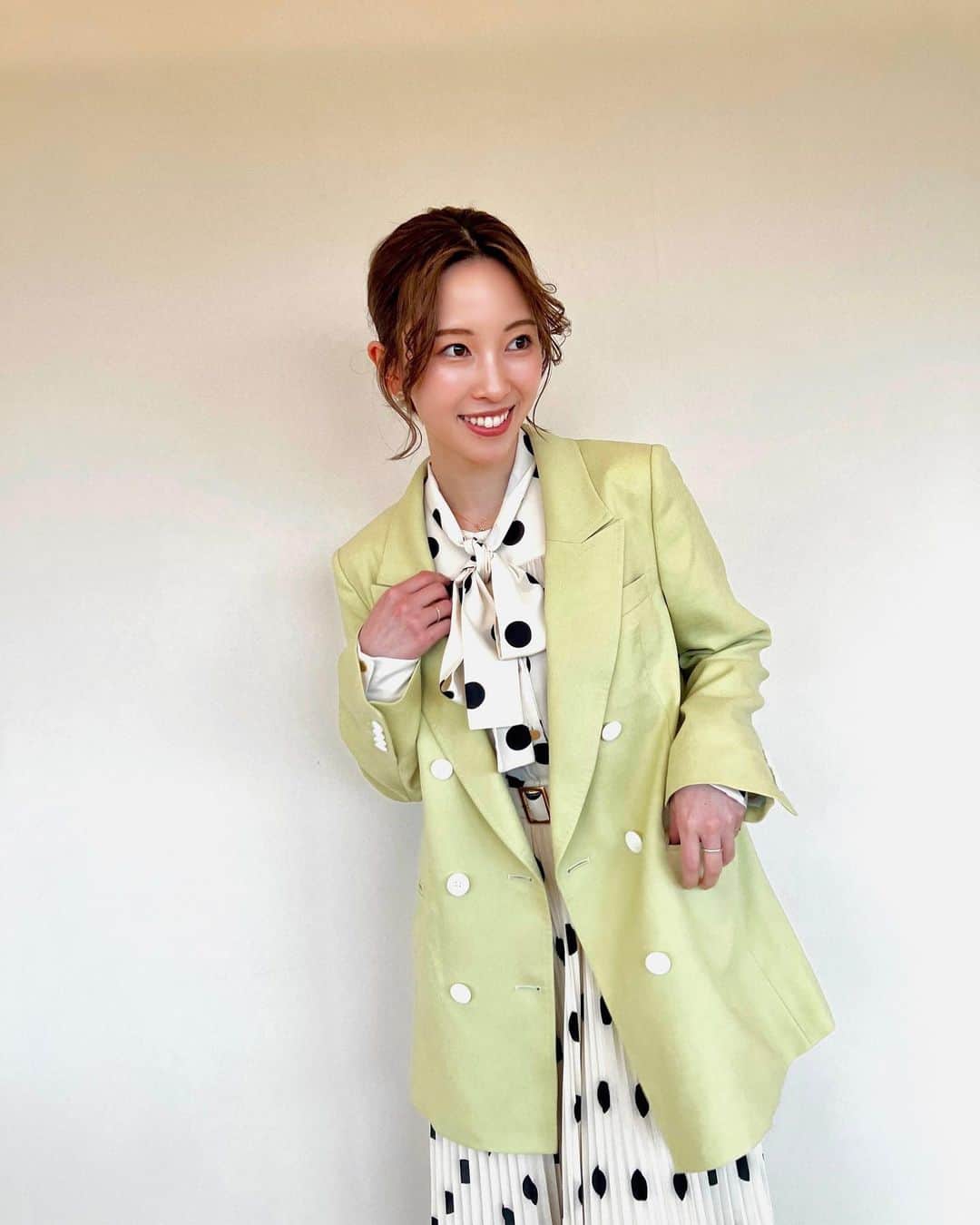 のインスタグラム：「春らしいワンピ×ジャケット🌸⋆*  ドット柄や女の子らしい洋服は 体育会系だった私には程遠いものがありましたが🙈  今年は女性らしさを大切に、 新しい自分も見つけていきたいと思います😊  自分に自信を持ちたいなら、 自分を少しでも変えて生きたいのなら、 まずは変えやすい見た目からでも いいのではないでしょうか🥰  一緒に普段選ばない色やデザインに 挑戦しましょう😆  ジャケット＆ワンピース @diagramofficial    #春コーデ  #春  #春服コーデ  #春服  #春夏コーデ  #春ワンピ  #ワンピースコーデ  #ワンピ  #ジャケットコーデ  #ジャケット  #ジャケットスタイル  #グリーンコーデ  #ドットワンピース  #きれいめコーデ」