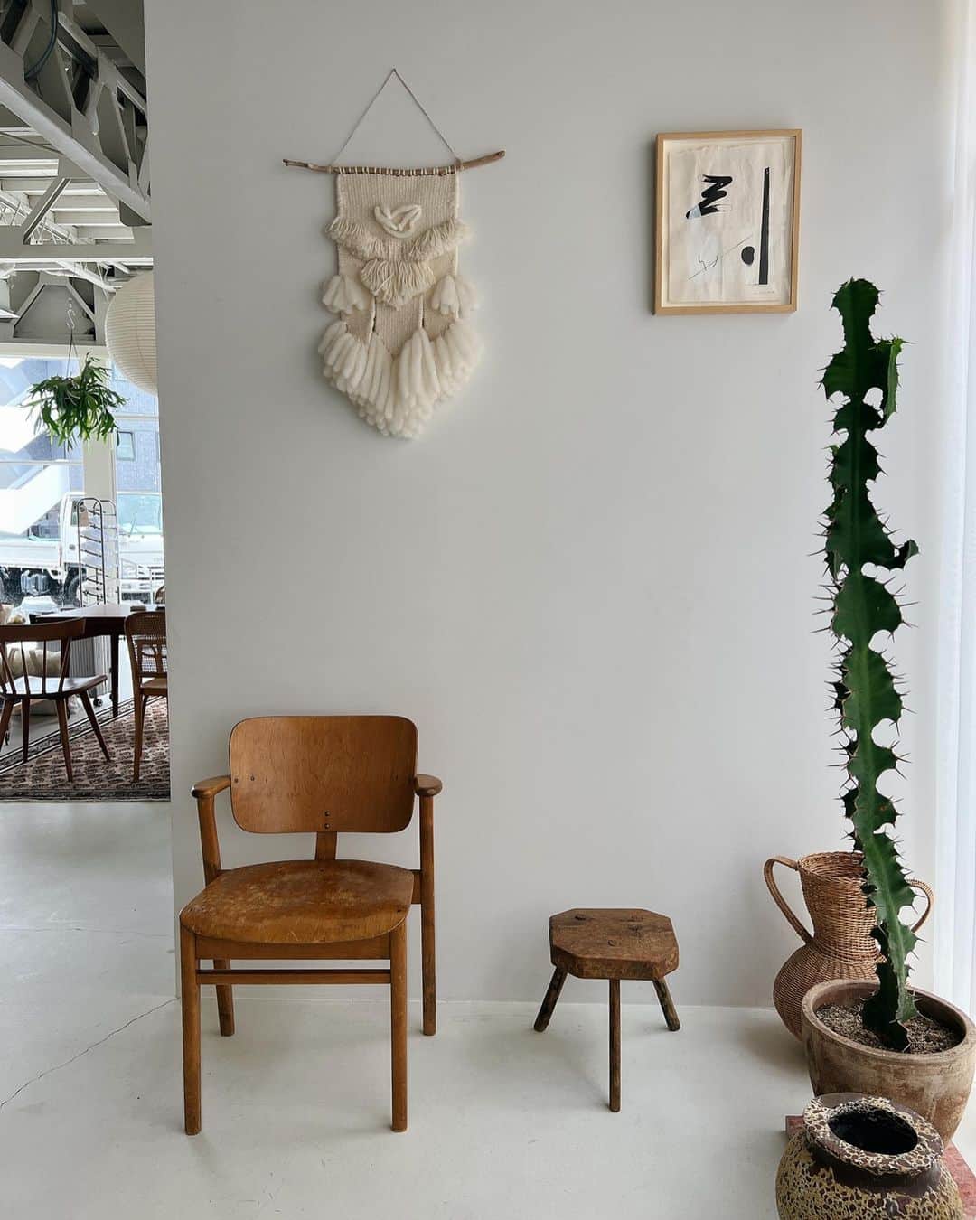 さんのインスタグラム写真 - (Instagram)「・ 引っ越して1年くらい経つけど、未だに家具が揃っていないので、お仕事で行ったスタジオのインテリアをいつもチェックしてます🫰🏻  サイドテーブルとか、キャビネットとか、壁に飾るアートとかetc.  欲しいものたくさん！  いつになったら整うのやら…🥺  #interiors #interiordesign #studio #photostudio #部屋作り #インテリア」4月18日 21時33分 - natsukoakahani