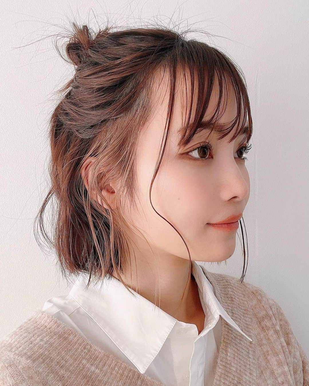 さくまみおのインスタグラム：「初イヤリングカラーに挑戦しました(‪⸝⸝- ̫ -⸝⸝‬)ど、どうかな？  カラーの日と撮影の日似たような服着ちゃったからわかりにくいけどw 2~3枚目がカラー直後で、1と4枚目が2日後のmiour新色撮影日です︎︎☺︎  直後はあんまり色の変化わからなかったけどブリーチってあっという間に抜けるね…!!! 撮影日はちょうどいい感じの主張強過ぎないピンクベージュになってくれてよかった‪ ·͜·♡‬  1年前のmiour先行販売特典1対1オンラインお話し会の時に、ぶちょーインナーカラー似合いそうって言ってくれた部員さんがいて、ずーーーっとやってみたかったんだけどmiourの新色追加に合わせてプロデューサーも新色追加してみました← ここ数年ずっとクリボーだったから新しい自分楽しいぜーい⸜( ॑꒳ ॑ )⸝⋆* オススメしてくれた部員さんありがとう🧡  いつもお世話になってるゆいちゃん(@y_oyasumi_ )が紹介してくれた延足(@_nobeashi_ )さんがトリートメントも良いやつ使ってくれてブリーチ部分もサラサラ✨ ありがとうございました︎︎☺︎  #インナーカラー #イヤリングカラー #イヤリングカラーボブ #イヤリングカラーピンクベージュ #ホワイトベージュ #ブリーチ #初インナーカラー #さくまみお #イメチェン」