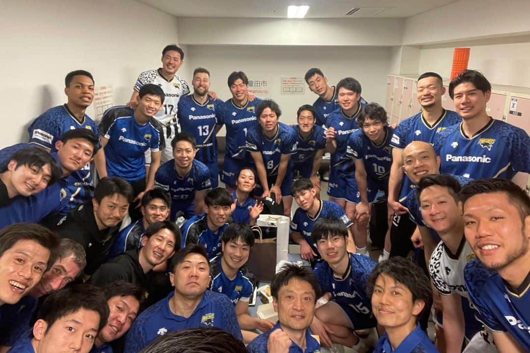 大竹壱青さんのインスタグラム写真 - (大竹壱青Instagram)「【V.League22-23】  3位という結果で終わりました。  皆様、半年間チームと一緒に 戦ってくださりありがとうございました！ 心から感謝しております。  悔しい結果ですが パンサーズとして戦い抜いたことは 本当に誇りに思います。  黒鷲旗までも期間は 短いですが準備をして 最後まで戦い抜きたいと思います。 最後まで一緒についてきてください！ 応援よろしくお願いします。  #panasonicPANTHERS #感謝 #ありがとう！」4月18日 21時34分 - issei_otake