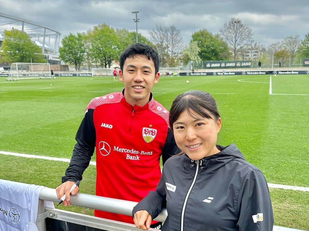 二宮真琴のインスタグラム：「☆ . シュツットガルトでやっと遠藤選手に会えました🥹🇩🇪 昨年も一昨年も見に行ったけど 練習やってる時間と合わなくて 3年越しに見れました✨ 今は3人の日本人選手が所属しています⚽️  サッカー場が隣なので毎年のランニングコースで 今日も練習後に🏃‍♀️ . #vfbstuttgart #soccer #stuttgart #germany  . #エディオン #EDION #紅菱住建 #ダイヤホーム #サタケ #babolat #バボラ #NBテニスガーデン #tennisplayer #テニス #テニス女子 #ダブルス #二宮真琴」