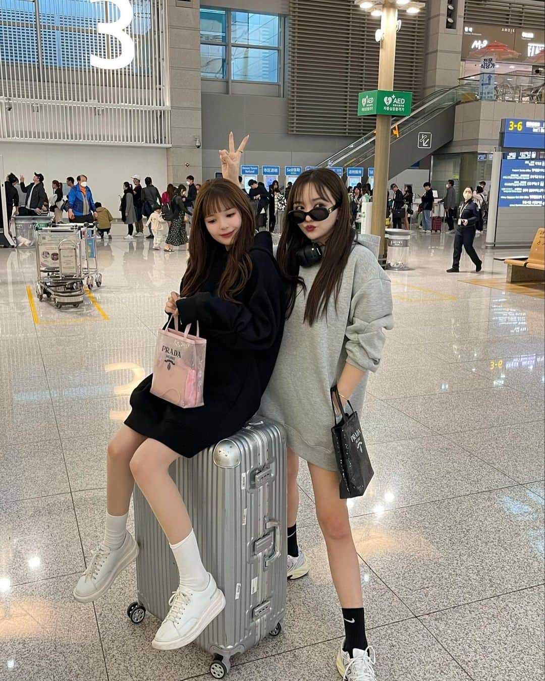 白倉あやさんのインスタグラム写真 - (白倉あやInstagram)「go to Korea with my lovely💋🇰🇷✈️!!!  やっぱり移動はスウェットが楽👭🏼 maviの人気シリーズのスウェットがfoodieになったよ🐾 来月の新作♡ @mavimoon_official」4月18日 21時44分 - shirakur_a