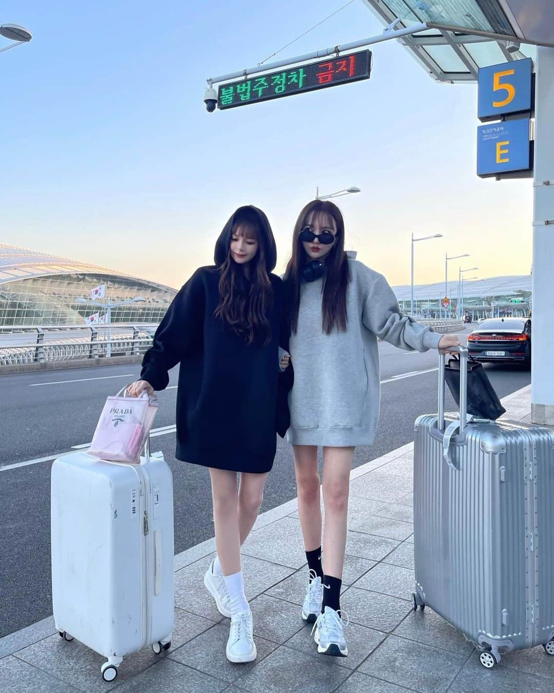 白倉あやさんのインスタグラム写真 - (白倉あやInstagram)「go to Korea with my lovely💋🇰🇷✈️!!!  やっぱり移動はスウェットが楽👭🏼 maviの人気シリーズのスウェットがfoodieになったよ🐾 来月の新作♡ @mavimoon_official」4月18日 21時44分 - shirakur_a