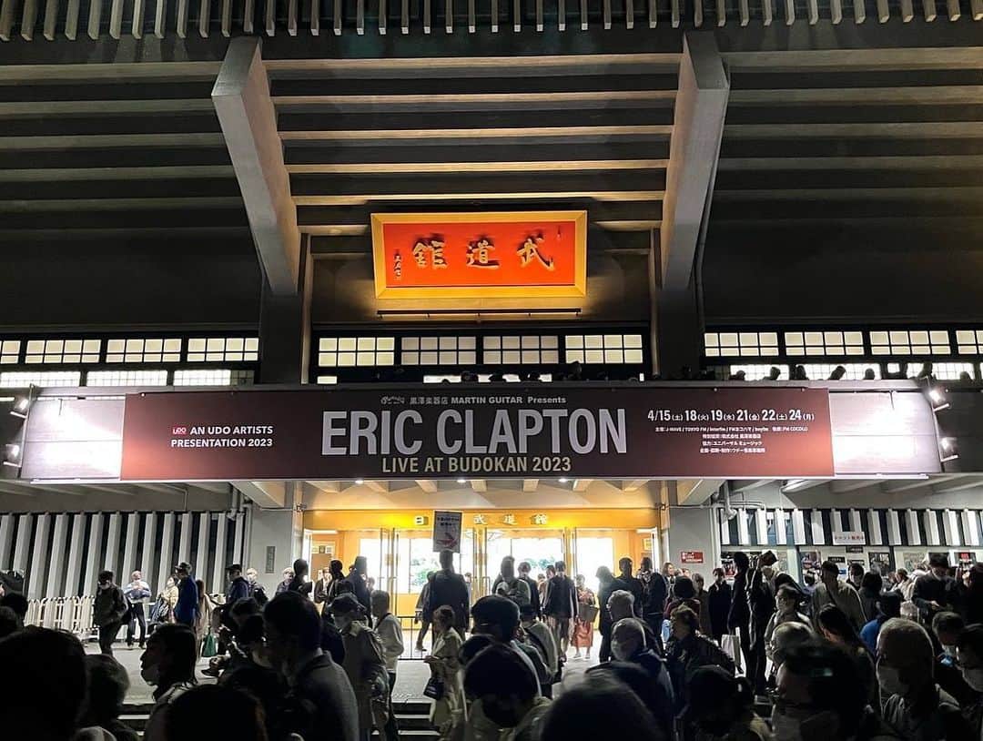 藤田琢己さんのインスタグラム写真 - (藤田琢己Instagram)「エリック・クラプトン武道館公演、エレキもアコギも弾きまくり！ギターや手元がアップになるのはかつてのギターキッズだった皆様も釘付けだったでしょう。最高の盛り上がりでした！ まだ見るチャンスありますよ。  #ericclapton」4月18日 21時40分 - takumifujita1