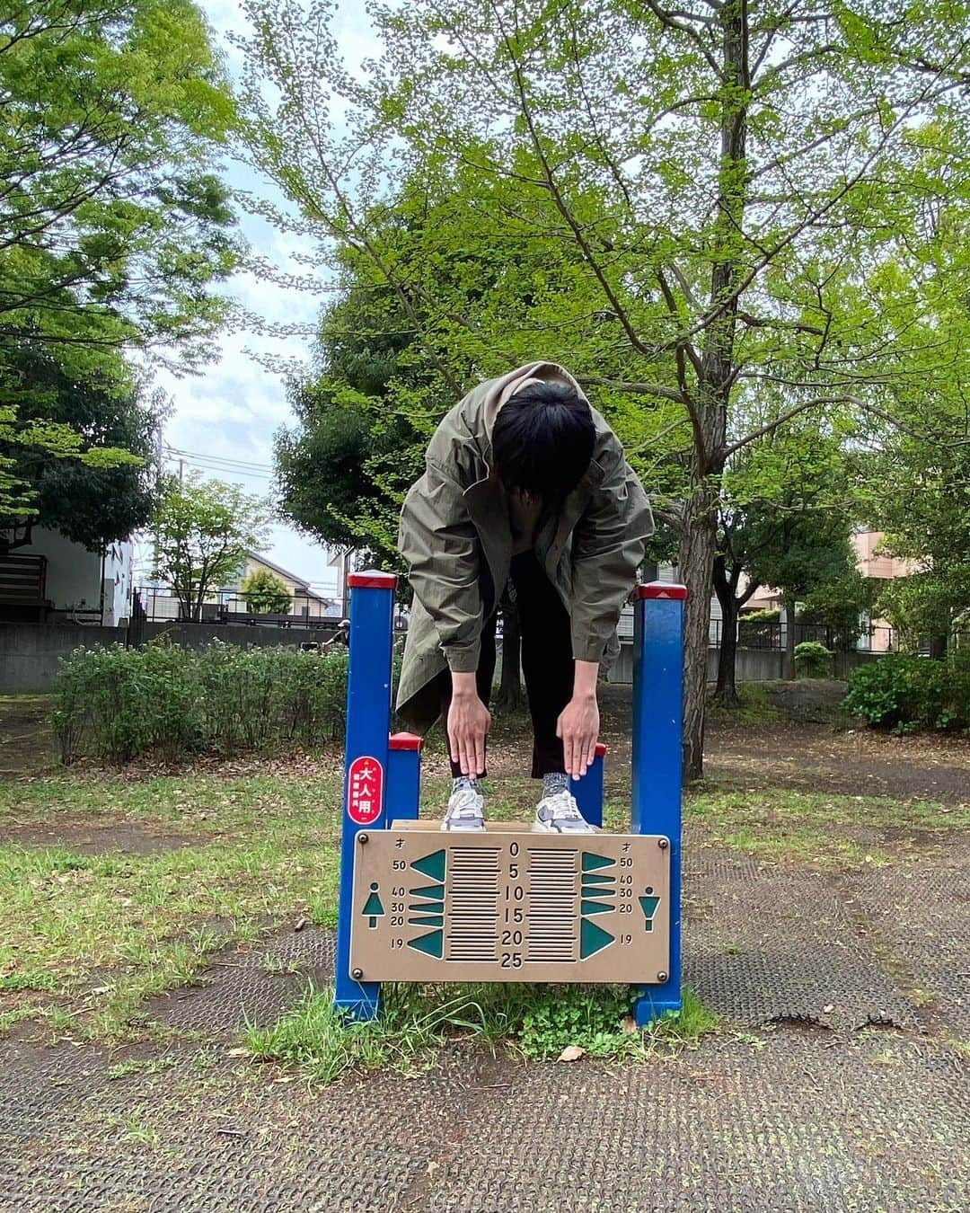 前田敦子さんのインスタグラム写真 - (前田敦子Instagram)「. 本日の撮影合間の公園で  前屈  姉弟バディ2月から 楽しくやっております。  あと少しで「育休刑事」スタート！  #NHK #毎週火曜10時から #ドラマ10 #育休刑事」4月18日 21時52分 - atsuko_maeda_official