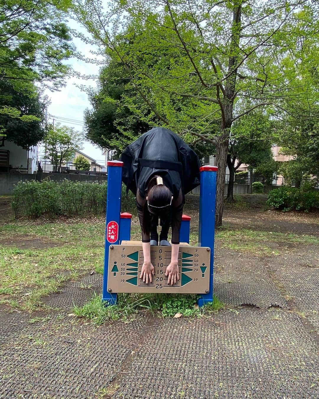 前田敦子さんのインスタグラム写真 - (前田敦子Instagram)「. 本日の撮影合間の公園で  前屈  姉弟バディ2月から 楽しくやっております。  あと少しで「育休刑事」スタート！  #NHK #毎週火曜10時から #ドラマ10 #育休刑事」4月18日 21時52分 - atsuko_maeda_official