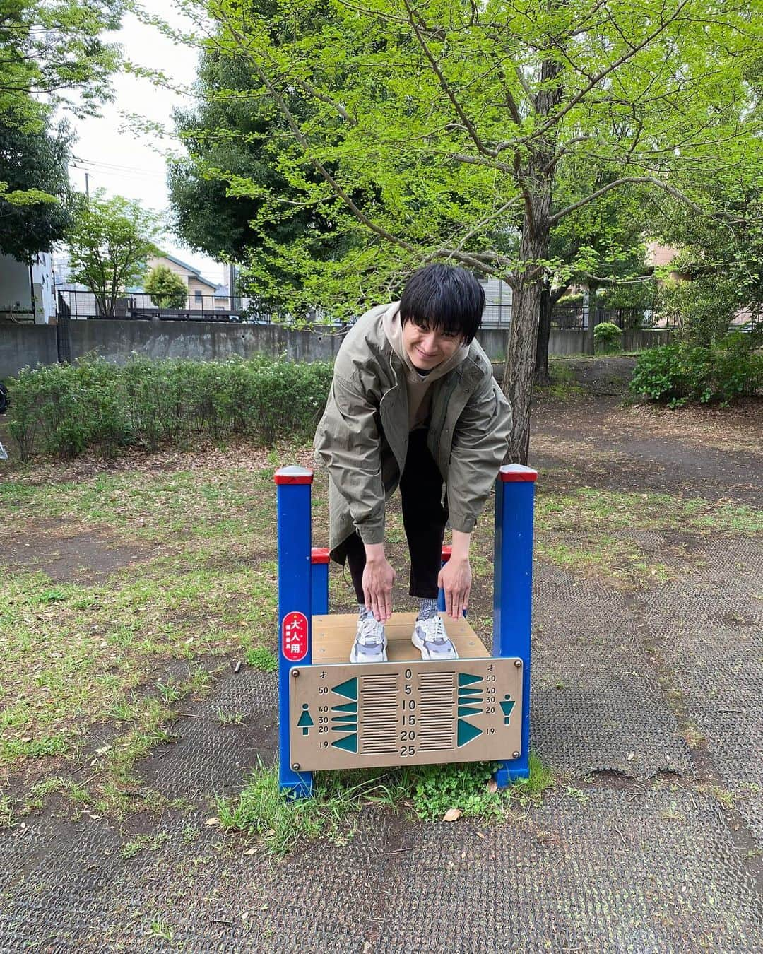 前田敦子さんのインスタグラム写真 - (前田敦子Instagram)「. 本日の撮影合間の公園で  前屈  姉弟バディ2月から 楽しくやっております。  あと少しで「育休刑事」スタート！  #NHK #毎週火曜10時から #ドラマ10 #育休刑事」4月18日 21時52分 - atsuko_maeda_official