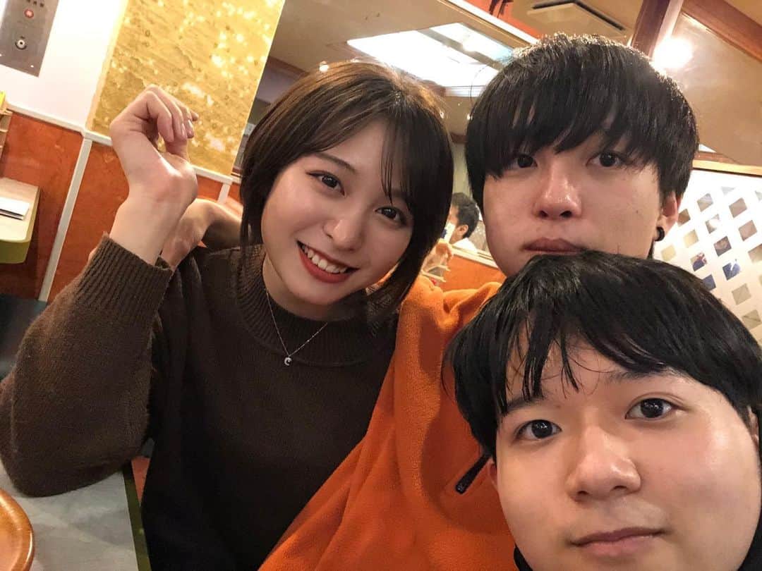 赤崎月香さんのインスタグラム写真 - (赤崎月香Instagram)「・ またまたチームメガネと🤓  大体いつもファミレスとカラオケに行って、常に私とたけるが喋って、つーじーがうんうん、と聞いています...笑  そしてどちゃもんを探しに行った時のエピソードを爆笑しながら語ってます😂 こちらはそんな感じです  #lets天才てれびくん」4月18日 21時52分 - tsukika_akasaki