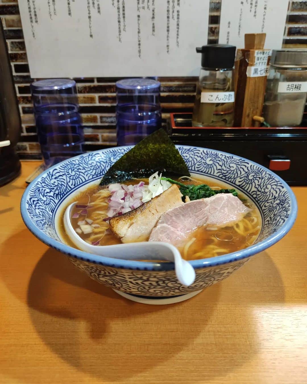 つけMen野郎のインスタグラム：「蛤と鰹中華そば 中華そば 円月  昼に大森上陸したので北口直結の円月へ。蛤出汁を売りにしたお店で、蛤豚骨が気になったけどスタンダードに中華そば。スープは非常にわかりやすく蛤が効いてイケる。麺も滑らかパッツンでイケる。鰹がそこまで強調していないのが好印象な一杯でした。」