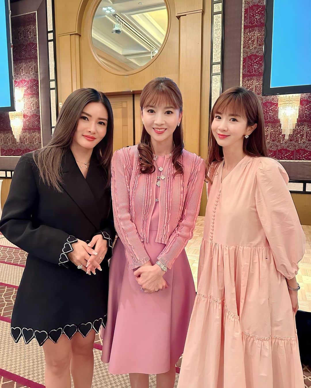 福王寺彩野のインスタグラム：「今日の会では君島十和子さんにも初めてお会いできました🫶 @ftcbeauty.official 🎀 お美しくて神々しかったです✨✨ ほしのあきちゃんと驚愕しました💓  それにしても十和子様がアラ還、あきちゃんがアラフィフなんて…😱⁉️美しすぎて可愛すぎて、信じられません😇😭  📸2枚目は安芸と💕 @akinyc 💖 3枚目はケティと💝 @keikosasaki_mylan 💗 会えて嬉しかった😆💞  #metbeautyclinic #メットビューティークリニック #君島十和子 さま #ほしのあき #東京中の美しい大人の女性が大集合✨✨」