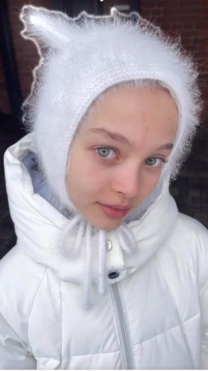 アンナ・ヴァワガのインスタグラム：「🌥️」