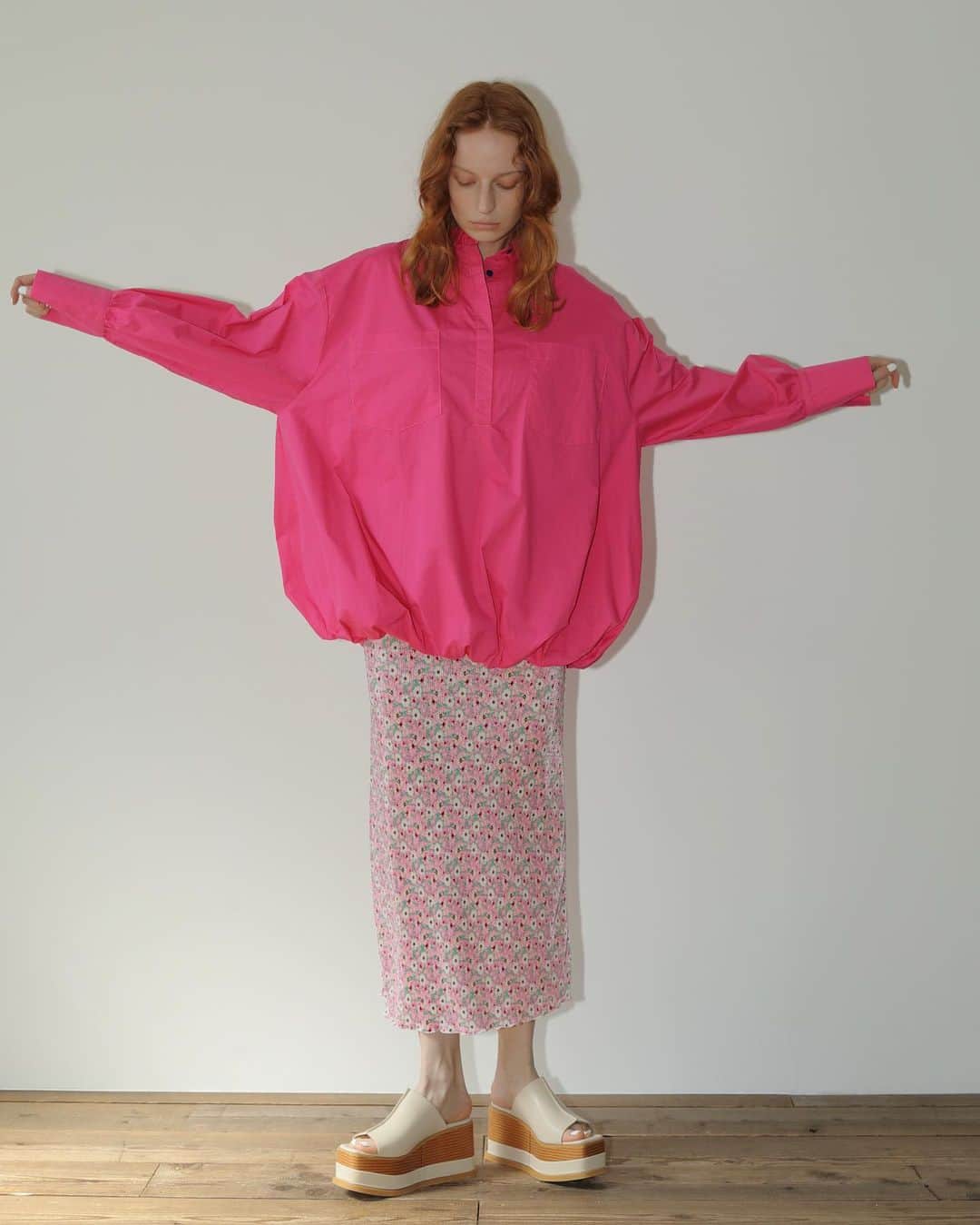 AMAILさんのインスタグラム写真 - (AMAILInstagram)「#commingsoon  4/21(金)お昼12:00〜販売スタート  Mini flower skirt ￥7,700 color: BLU/PNK size: FREE  穿くだけでサマ見えする花柄とタイトスカートの上品さを兼ね備えた一着。 フワッと軽い素材感は動くたびに表情をプラス。 ウエストはオールゴムの為、着脱もしやすい仕様です。  合わせるトップス次第でキレイメにもカジュアルにも着こなせます。 ぴったりしすぎない軽やかな素材感でON過ぎず、OFF過ぎないスタイリングが完成します。  #AMAIL #アマイル #花柄スカート」4月18日 21時49分 - amail_official