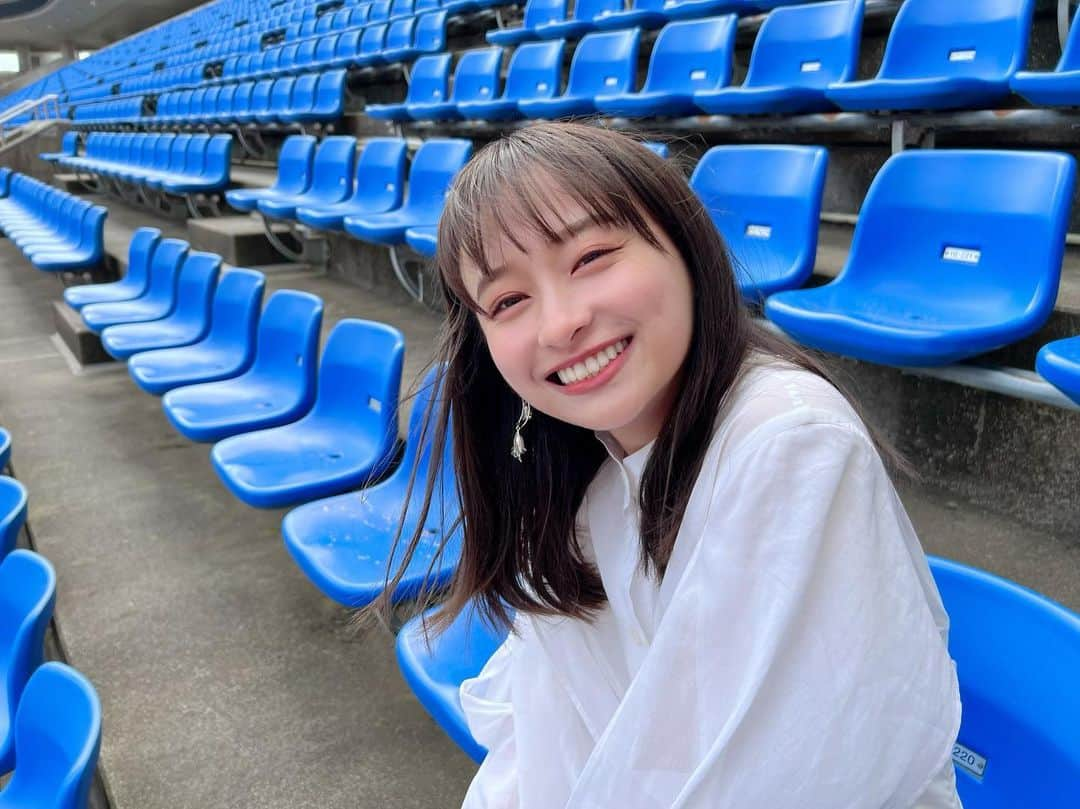 影山優佳さんのインスタグラム写真 - (影山優佳Instagram)「日向坂46 9thシングルに収録されている『友よ  一番星だ』のミュージックビデオが公開されました✨  今回この楽曲でセンターを務めさせていただいております。  孤独を感じる誰かの隣に寄り添って、気づいたら笑顔になれる、 そんな曲になっていきますように🍀 大切に歌わせていただきます。  今回、茨城県立カシマサッカースタジアムさんに撮影協力をしていただき、 大切なMVでみんなでスタジアムにお邪魔できたことが本当に嬉しくて光栄です！ 改めて厚くお礼申し上げます。ありがとうございました！！  日向坂もサッカーもこの曲も、たくさんの人に愛され続けますように！  オフショットまだまだありますのでまた更新しますね✏️  #日向坂46 #日向坂 #MusicVideo #Onechoice #カシマスタジアム #サッカー #影山JAPAN #影山優佳 #kagegram」4月18日 21時49分 - kageyamayuka_official