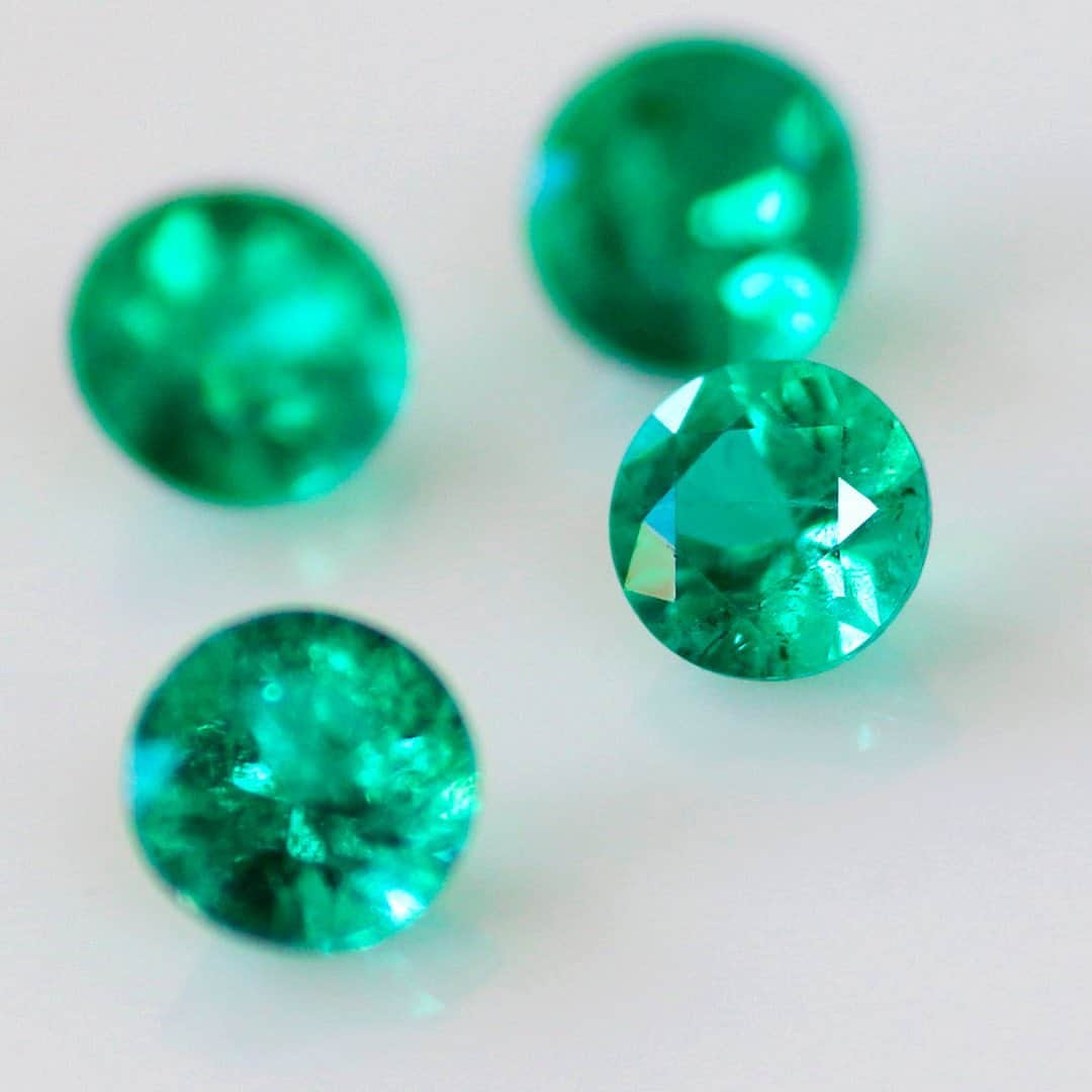 ビズーさんのインスタグラム写真 - (ビズーInstagram)「New Item..BELLE(Emerald)  鮮やかさに、思わず眼を見張るグリーン。宝石を愛する人なら、誰もがその美しさに行き着くエメラルド。厳選したエメラルドを19粒、指を覆うほど贅沢にセッティングしたエタニティリングです。  エメラルドは小さくカットすると色が抜けて薄く見えてしまうため、厚みと大きさのあるカットにするもの。今回、小粒でも色鮮やかなものを厳選して買い付け、毎朝思わず手に取ってしまうシンプルな作りに仕立てました。  -  #bizoux #colorstone #colorstonejewelry #playwithcolor #ring #necklace #jewelry #gemstone #birthstone #birthstonejewelry #fashionjewelry #finejewelry #ビズー #カラーストーン #カラーストーンジュエリー #色で遊ぶ #色を楽しむ #宝石 #宝石好き #誕生石 #ジュエリー #ジュエリー好き  #誕生日プレゼント  #リング  #エメラルド #エタニティリング #カラーストーンエタニティ #5月生まれ #5月誕生石」4月18日 21時51分 - bizoux_jewelry