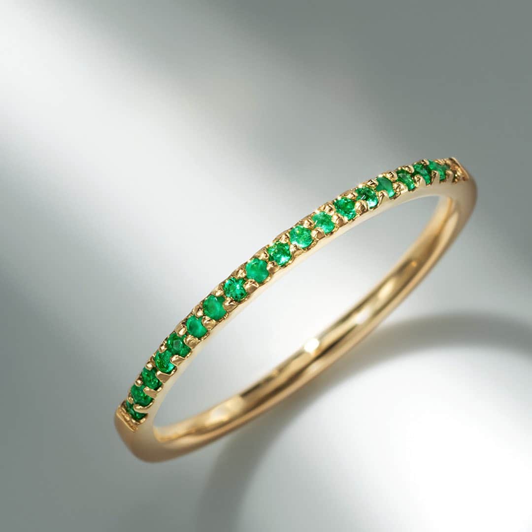 ビズーさんのインスタグラム写真 - (ビズーInstagram)「New Item..BELLE(Emerald)  鮮やかさに、思わず眼を見張るグリーン。宝石を愛する人なら、誰もがその美しさに行き着くエメラルド。厳選したエメラルドを19粒、指を覆うほど贅沢にセッティングしたエタニティリングです。  エメラルドは小さくカットすると色が抜けて薄く見えてしまうため、厚みと大きさのあるカットにするもの。今回、小粒でも色鮮やかなものを厳選して買い付け、毎朝思わず手に取ってしまうシンプルな作りに仕立てました。  -  #bizoux #colorstone #colorstonejewelry #playwithcolor #ring #necklace #jewelry #gemstone #birthstone #birthstonejewelry #fashionjewelry #finejewelry #ビズー #カラーストーン #カラーストーンジュエリー #色で遊ぶ #色を楽しむ #宝石 #宝石好き #誕生石 #ジュエリー #ジュエリー好き  #誕生日プレゼント  #リング  #エメラルド #エタニティリング #カラーストーンエタニティ #5月生まれ #5月誕生石」4月18日 21時51分 - bizoux_jewelry