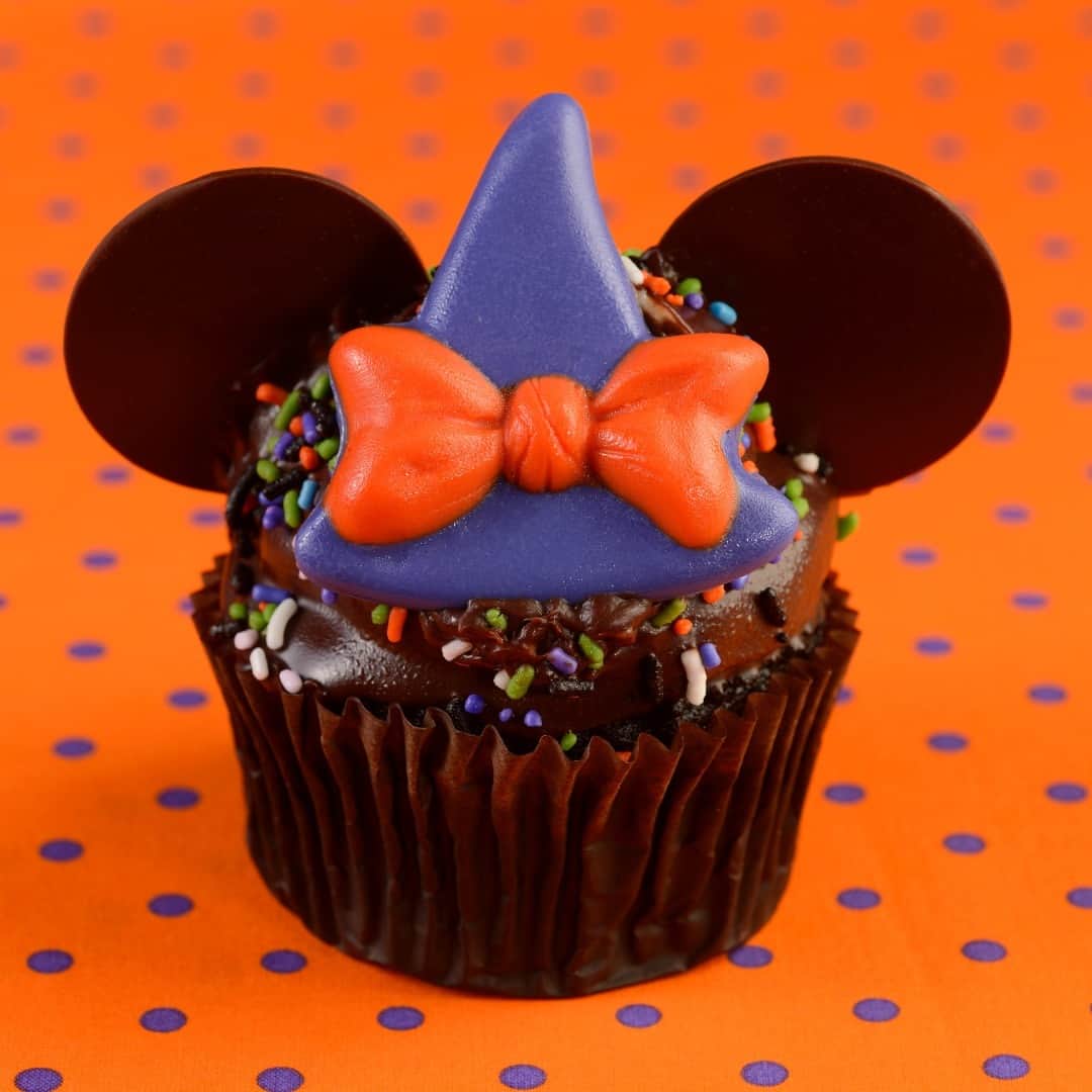 Disneyさんのインスタグラム写真 - (DisneyInstagram)「Sinister sweets and treats will soon be near because #HalfwaytoHalloween is officially here! 🎃👻 Uncover all the delicious dishes coming back for the celebration at the @DisneyParks Blog.」4月19日 4時00分 - disney