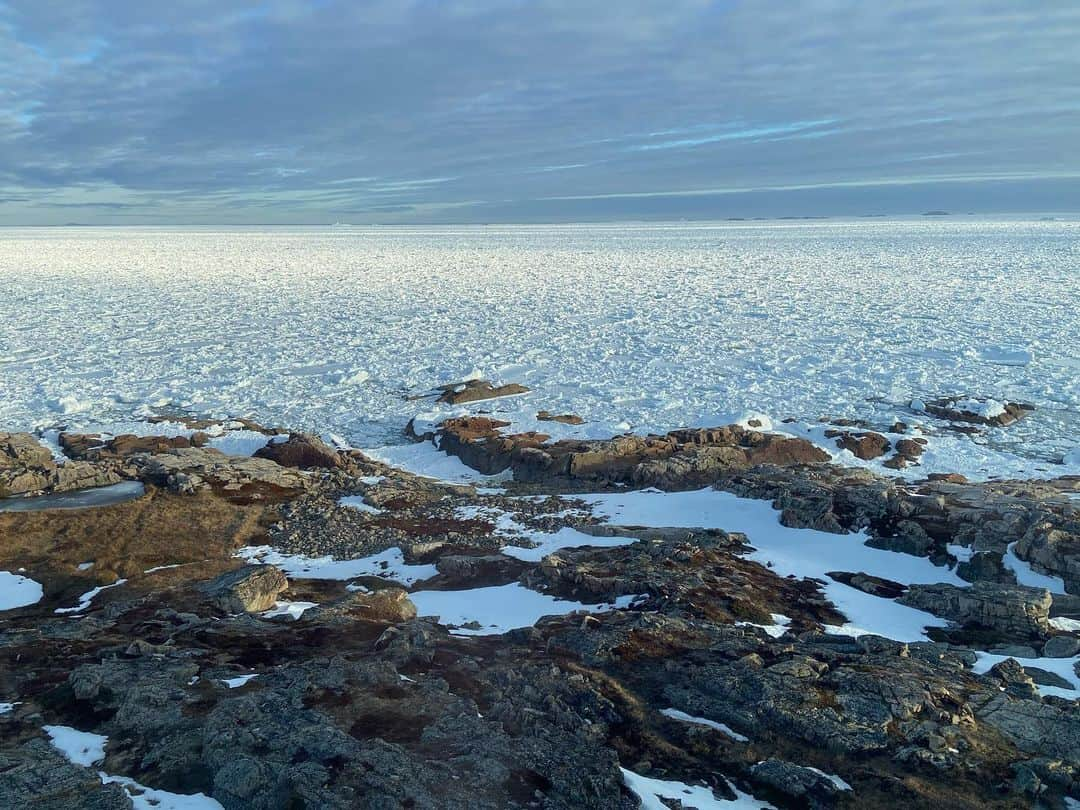 サイモン・ネスマンさんのインスタグラム写真 - (サイモン・ネスマンInstagram)「Edge of the world and centre of the universe @fogoislandinn. I had a great time visiting this magical place and learning about the important work @shorefastfogoisland is doing to support remote communities in Newfoundland and beyond.」4月19日 3時23分 - simon.nessman